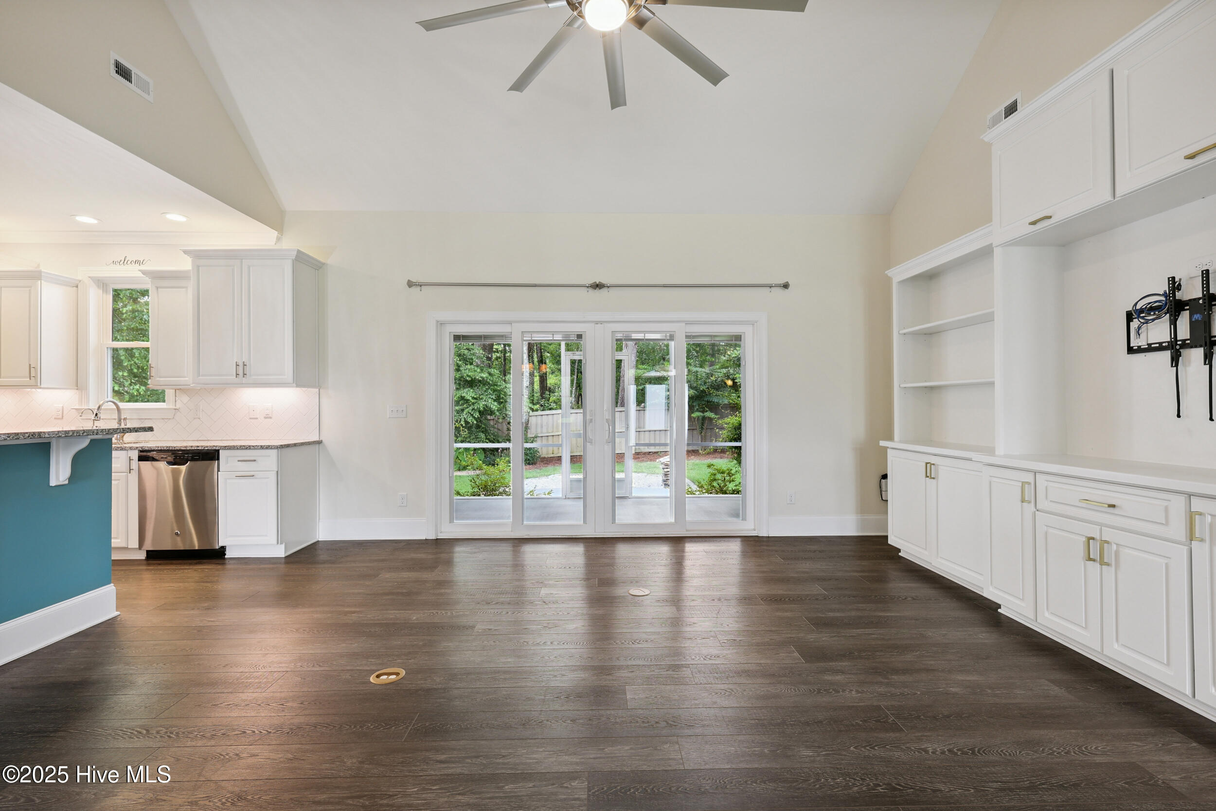 100518241 | Photo 14