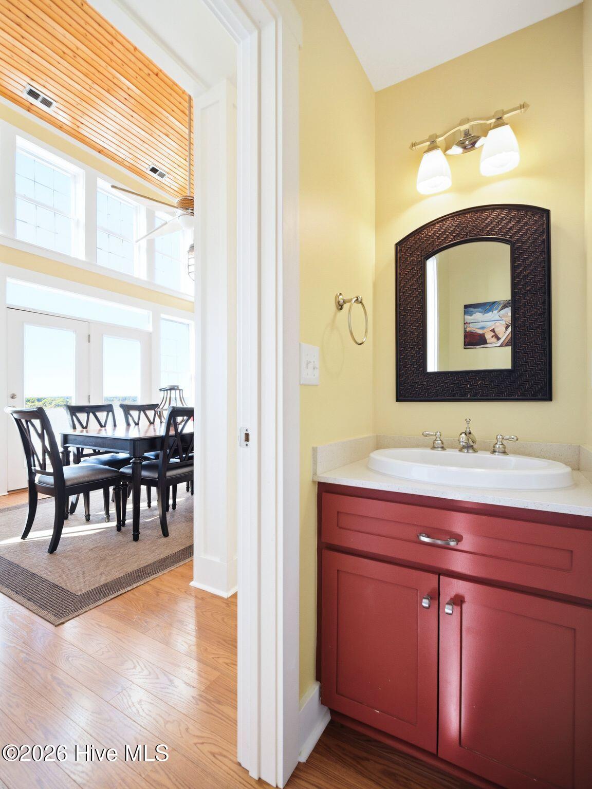 100569349 | Photo 64