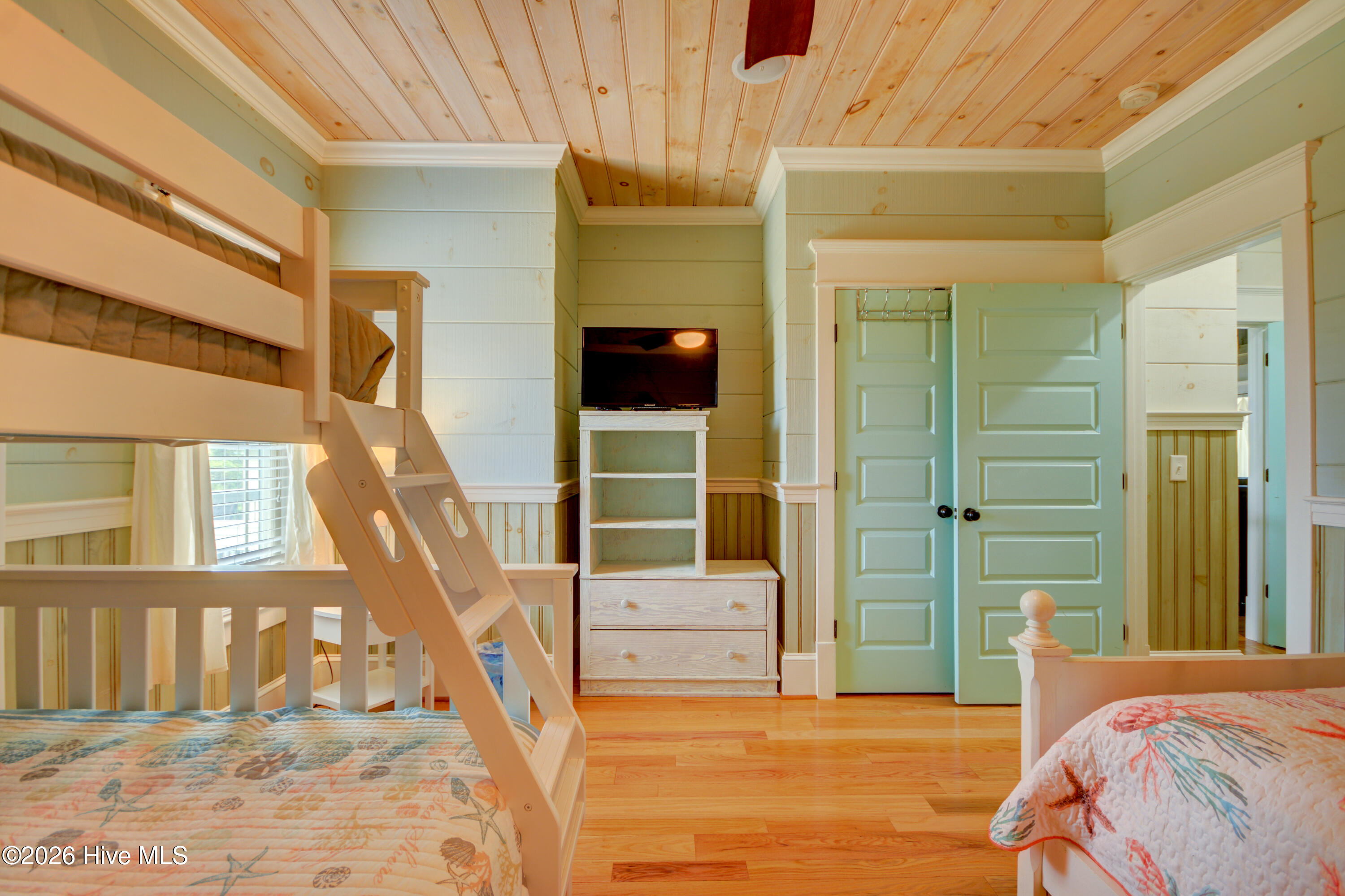 100565918 | Photo 19