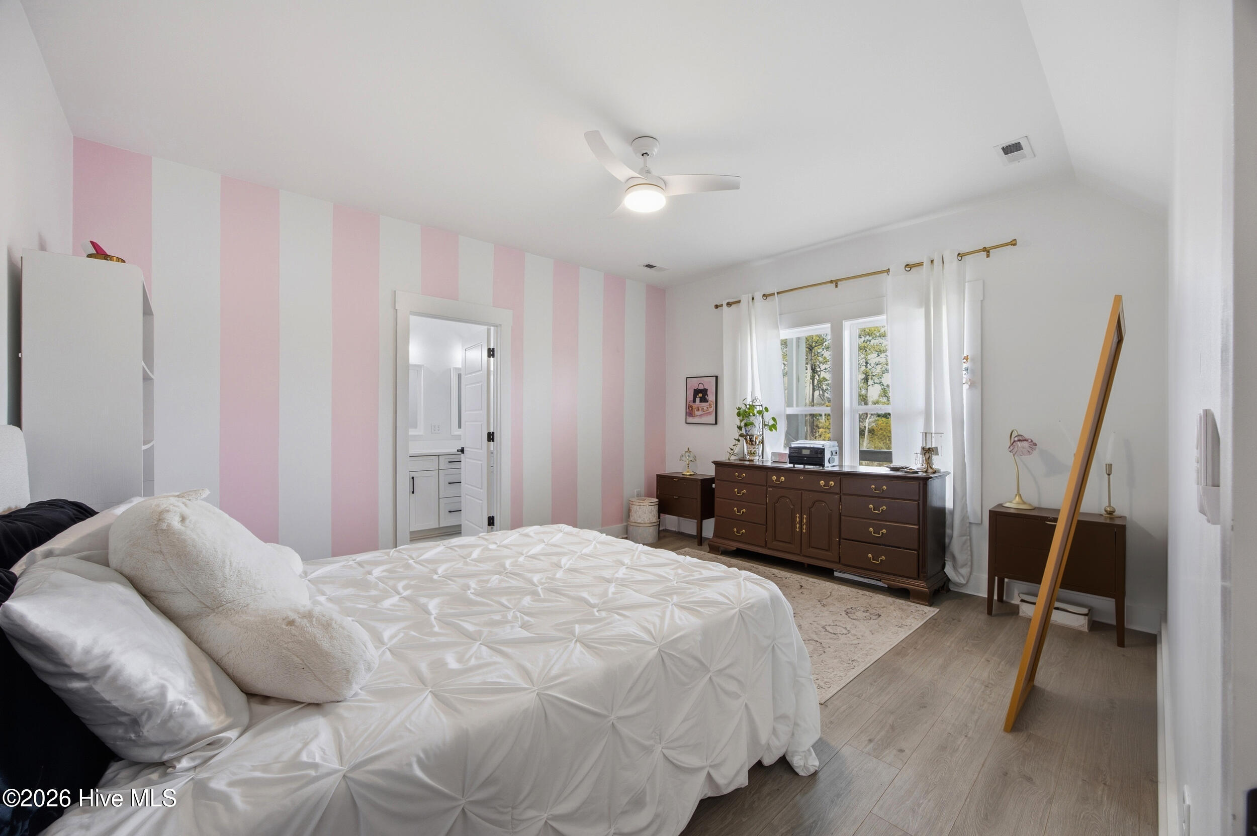 100558595 | Photo 40