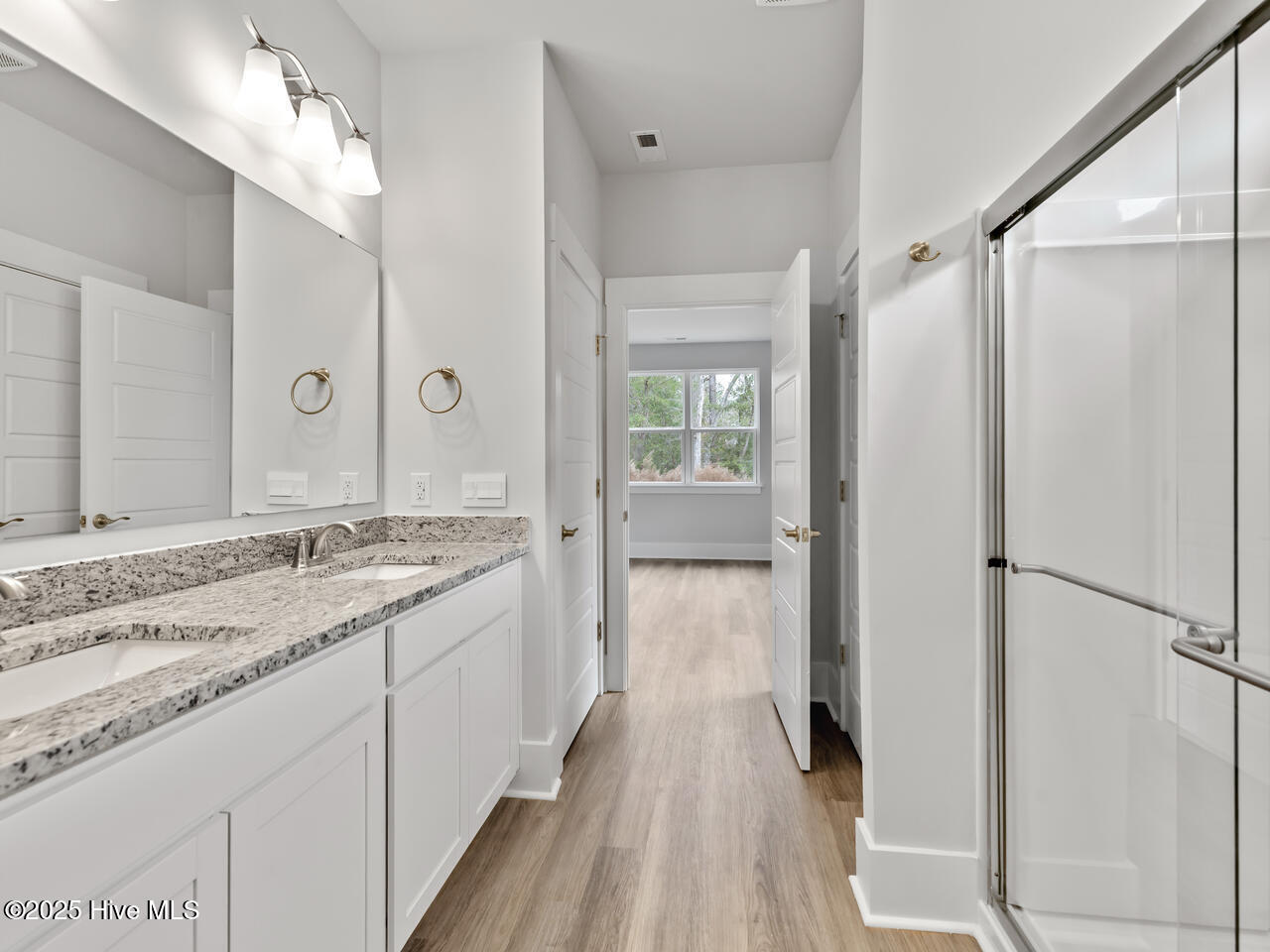 100518802 | Photo 24