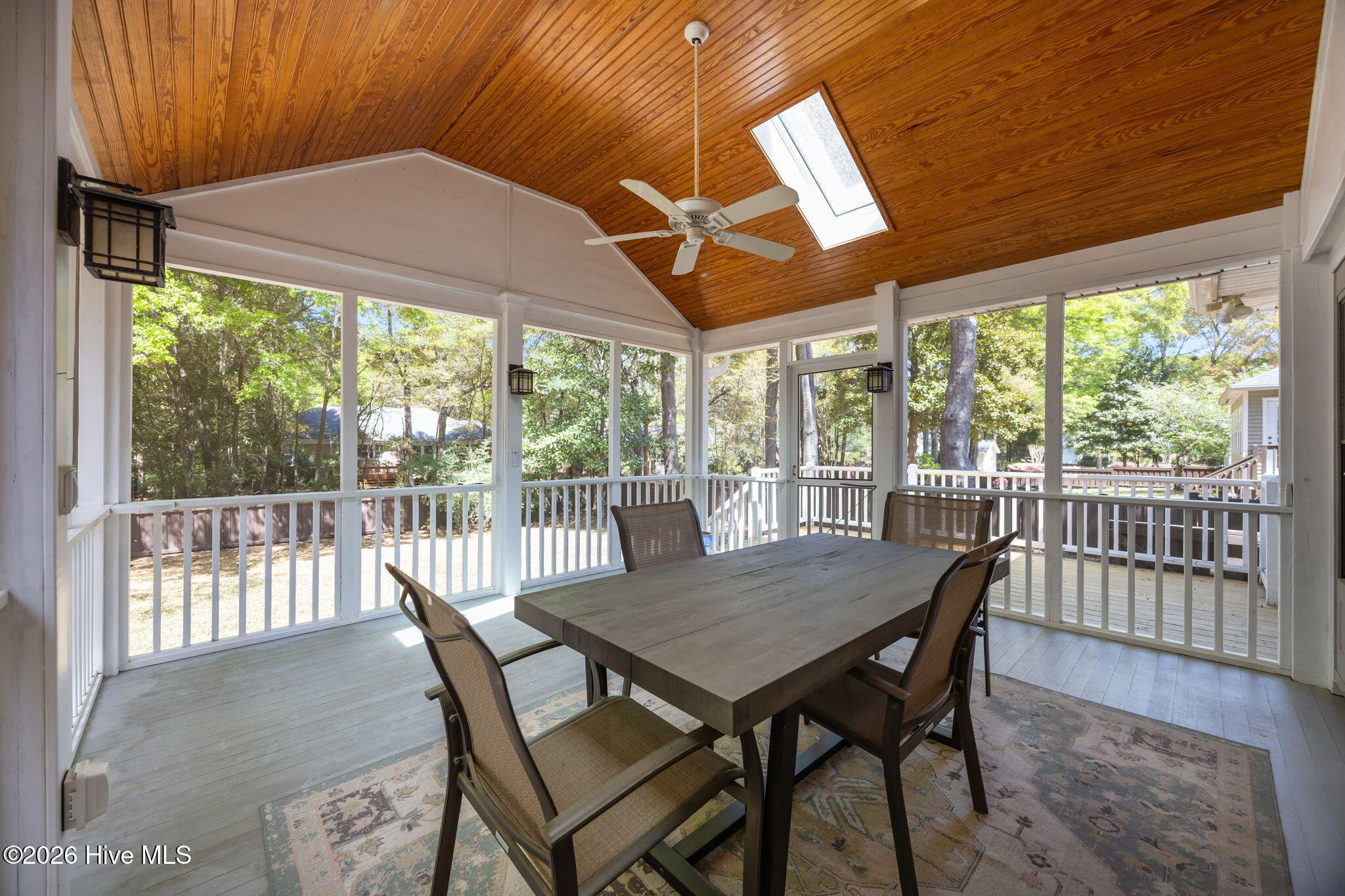 100565188 | Photo 20