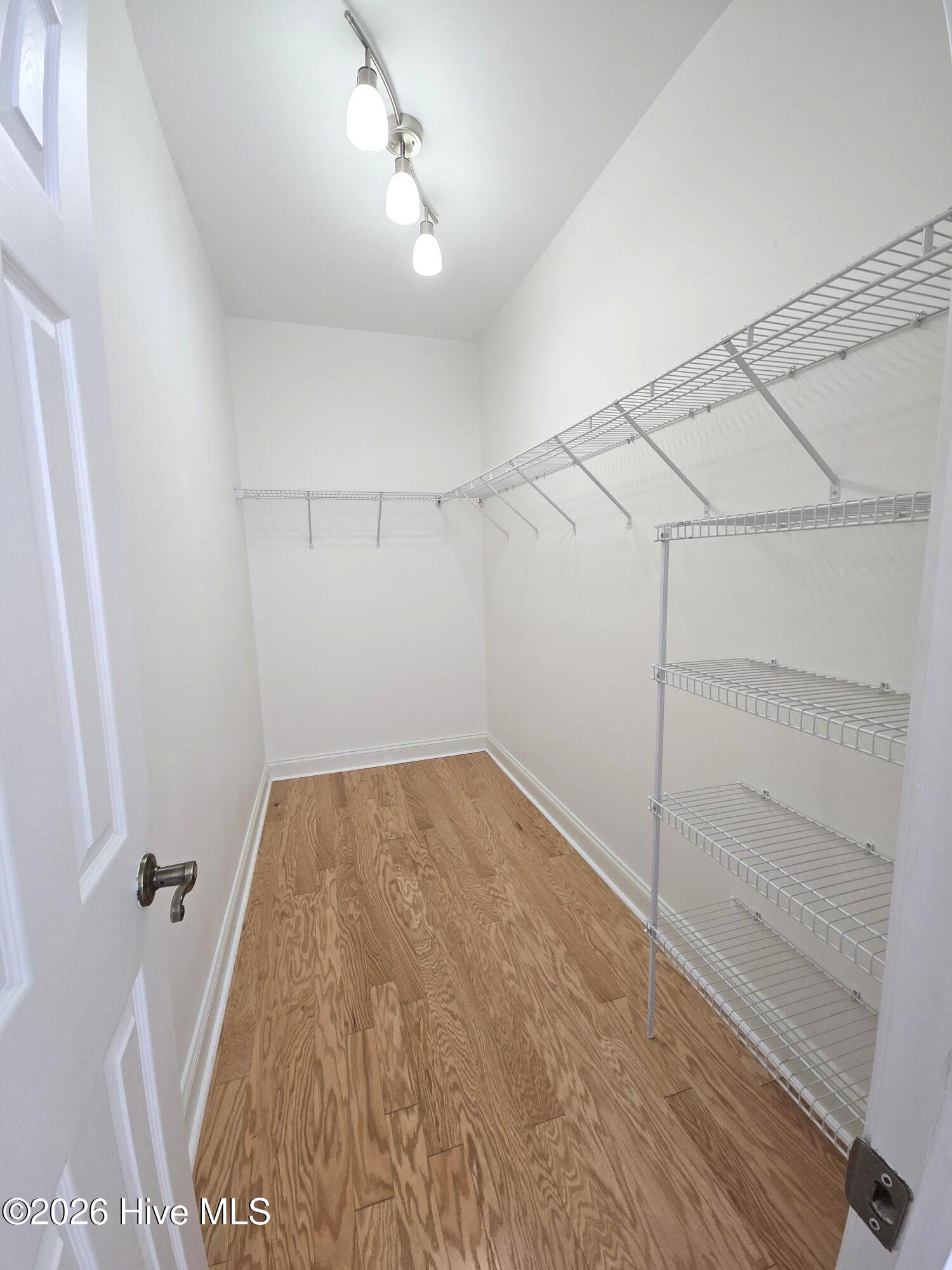 100526978 | Photo 14