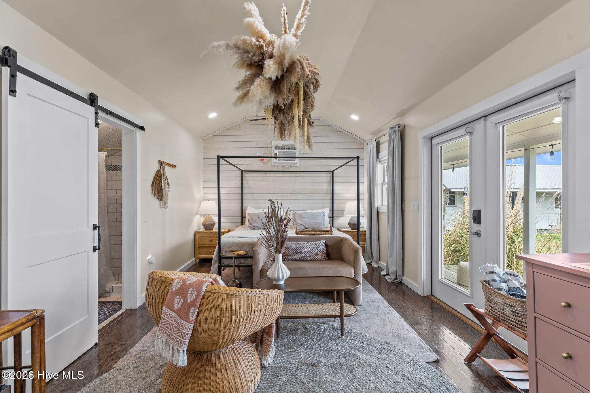 100565968 | Photo 46