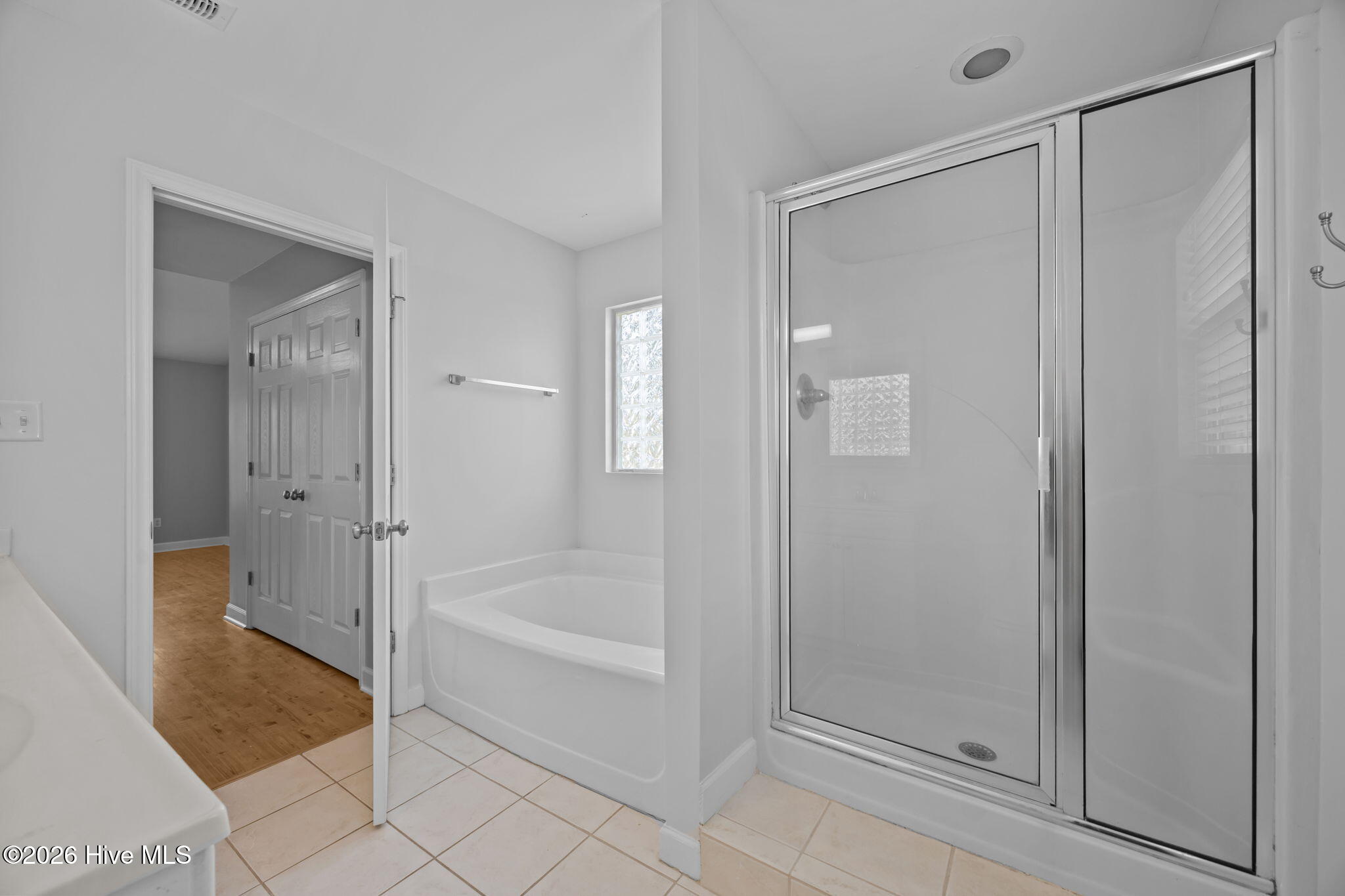 100565984 | Photo 35