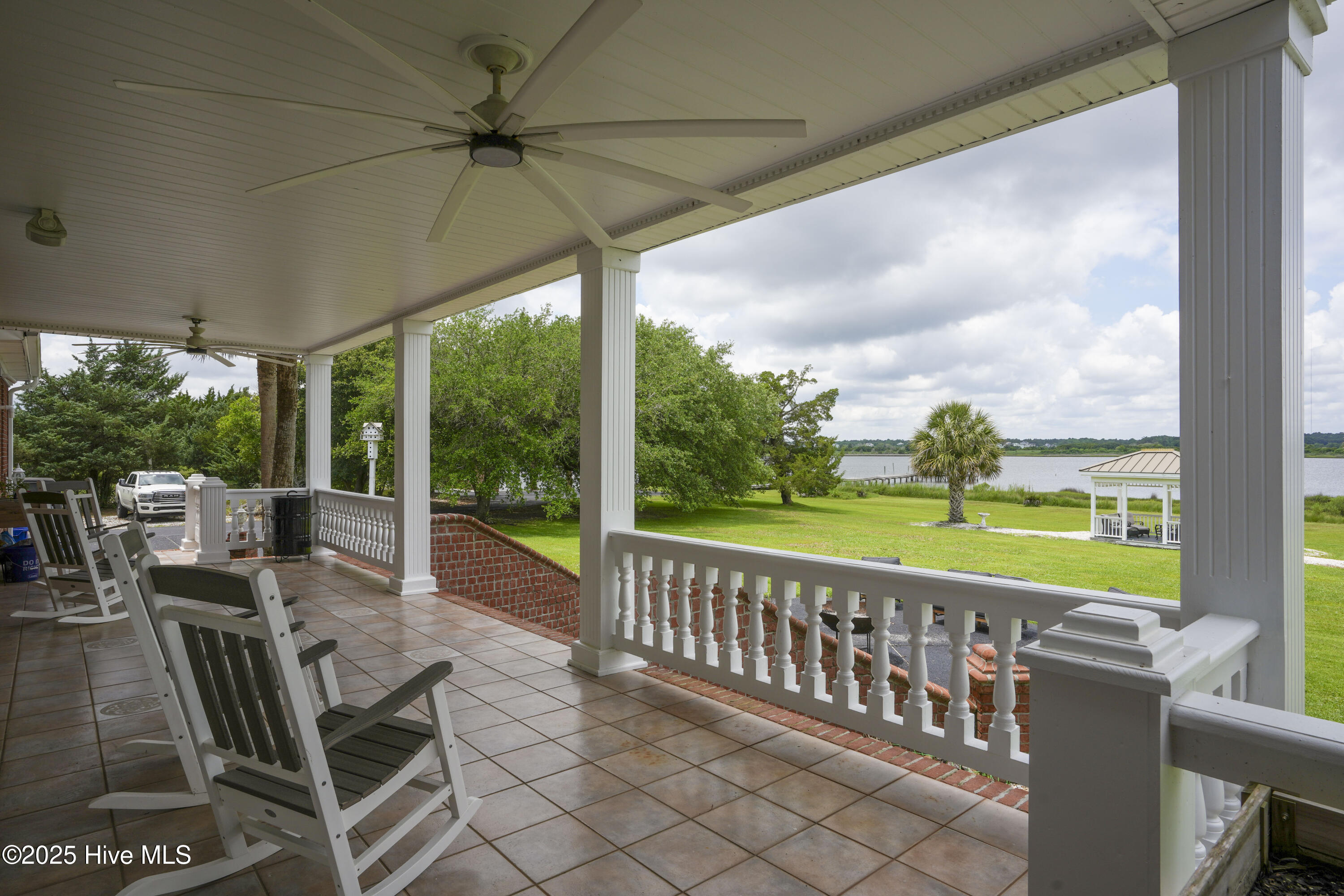 100512986 | Photo 15