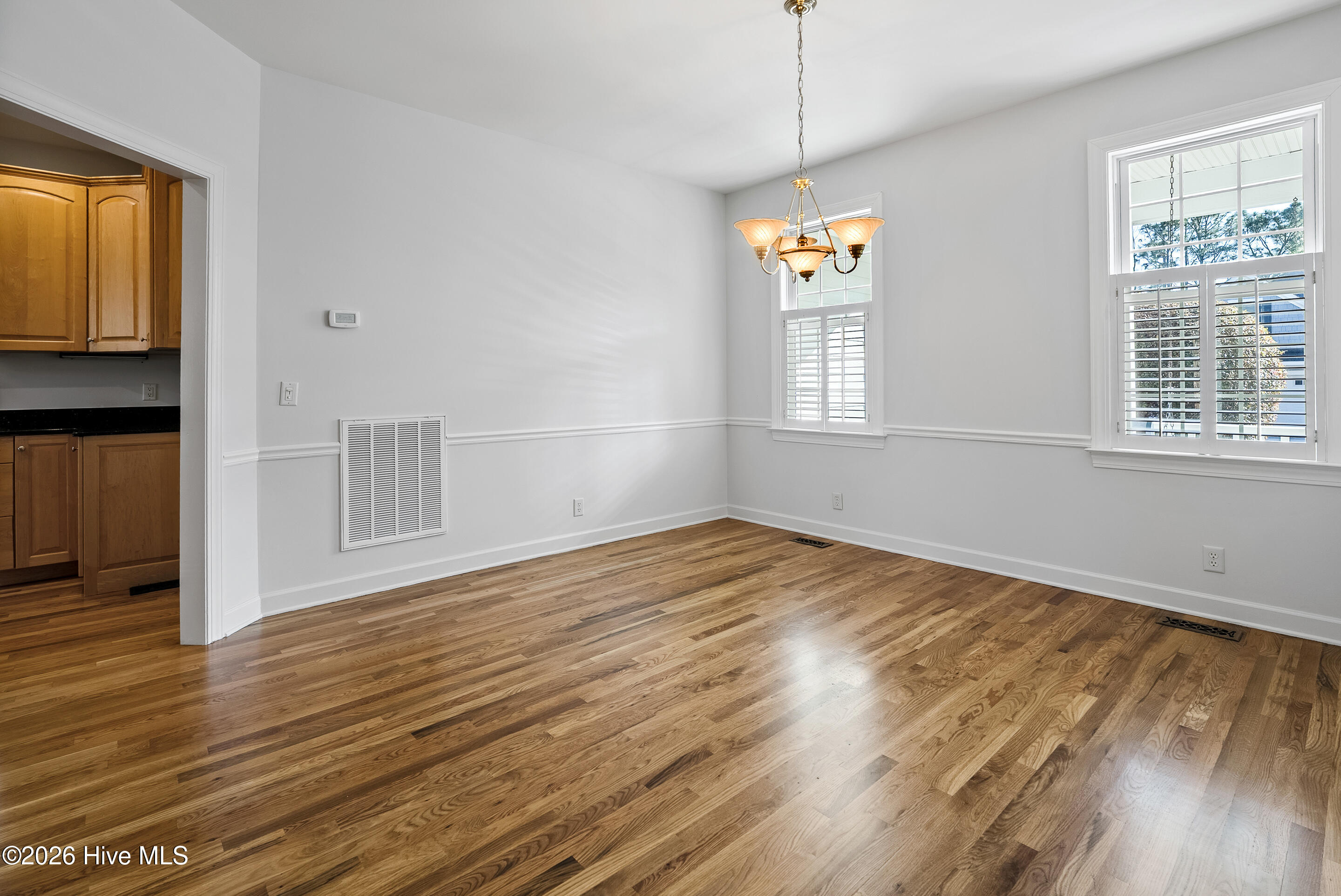 100558989 | Photo 12