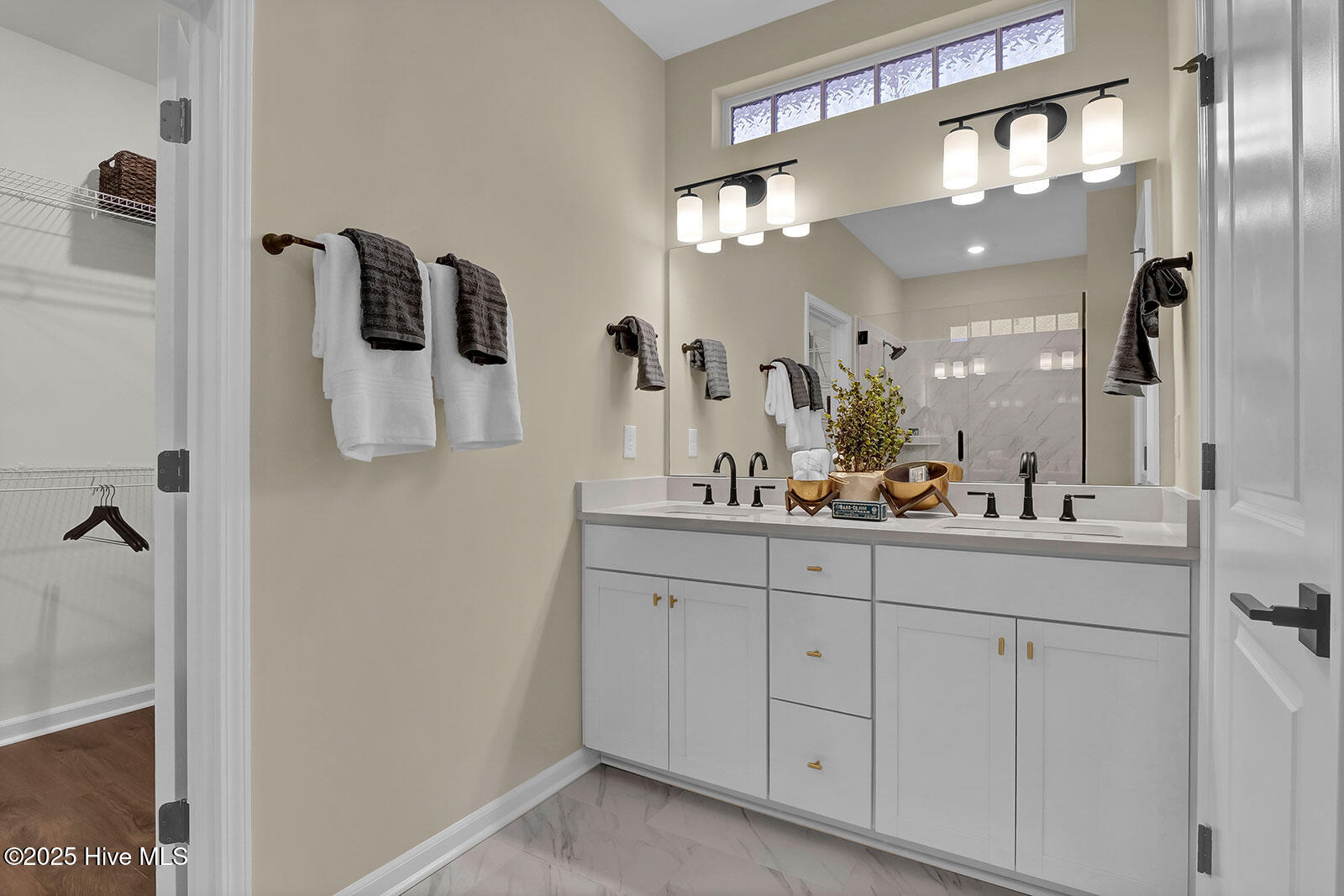 100539796 | Photo 18