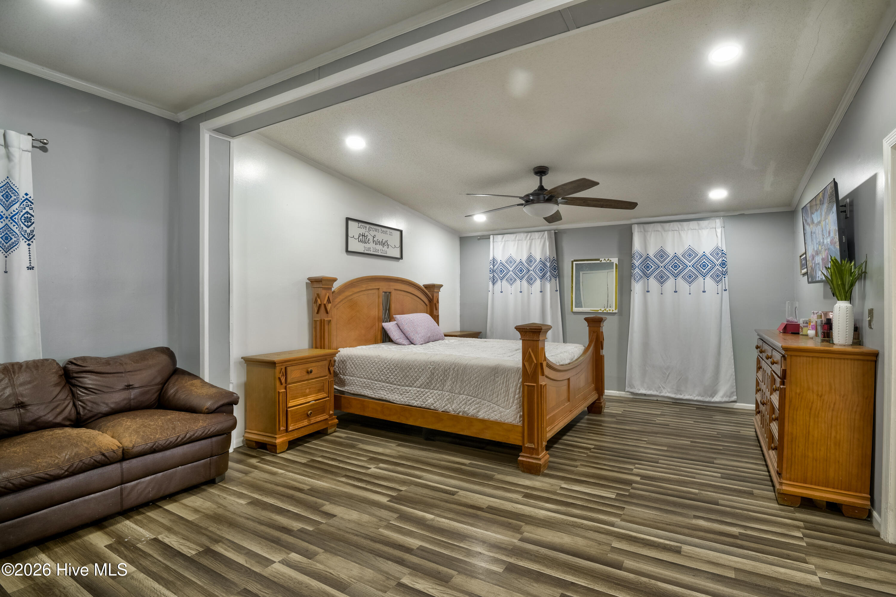 100566927 | Photo 25