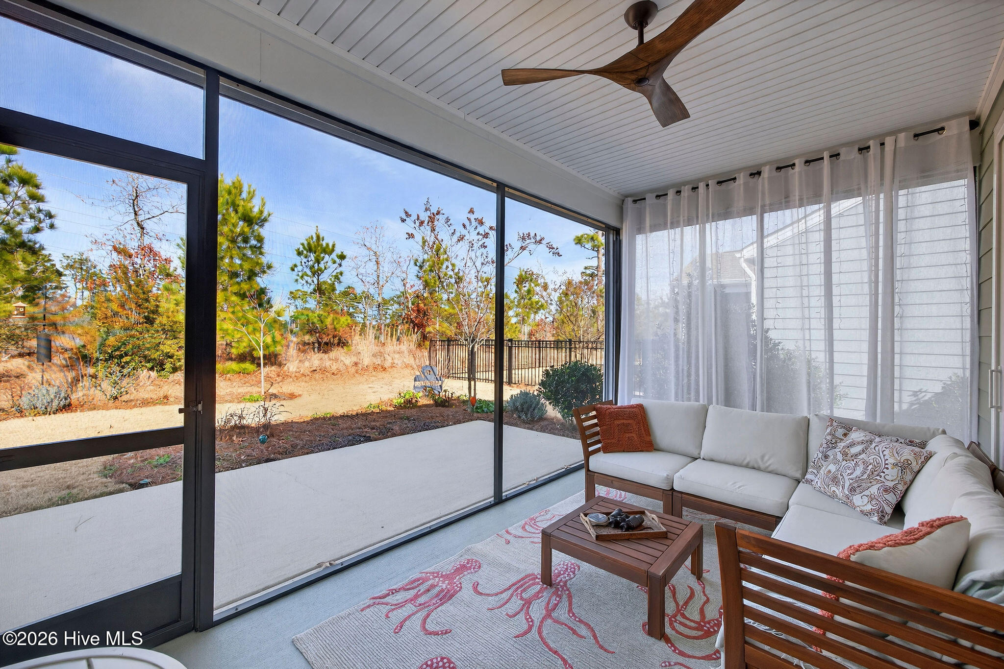 100551347 | Photo 12