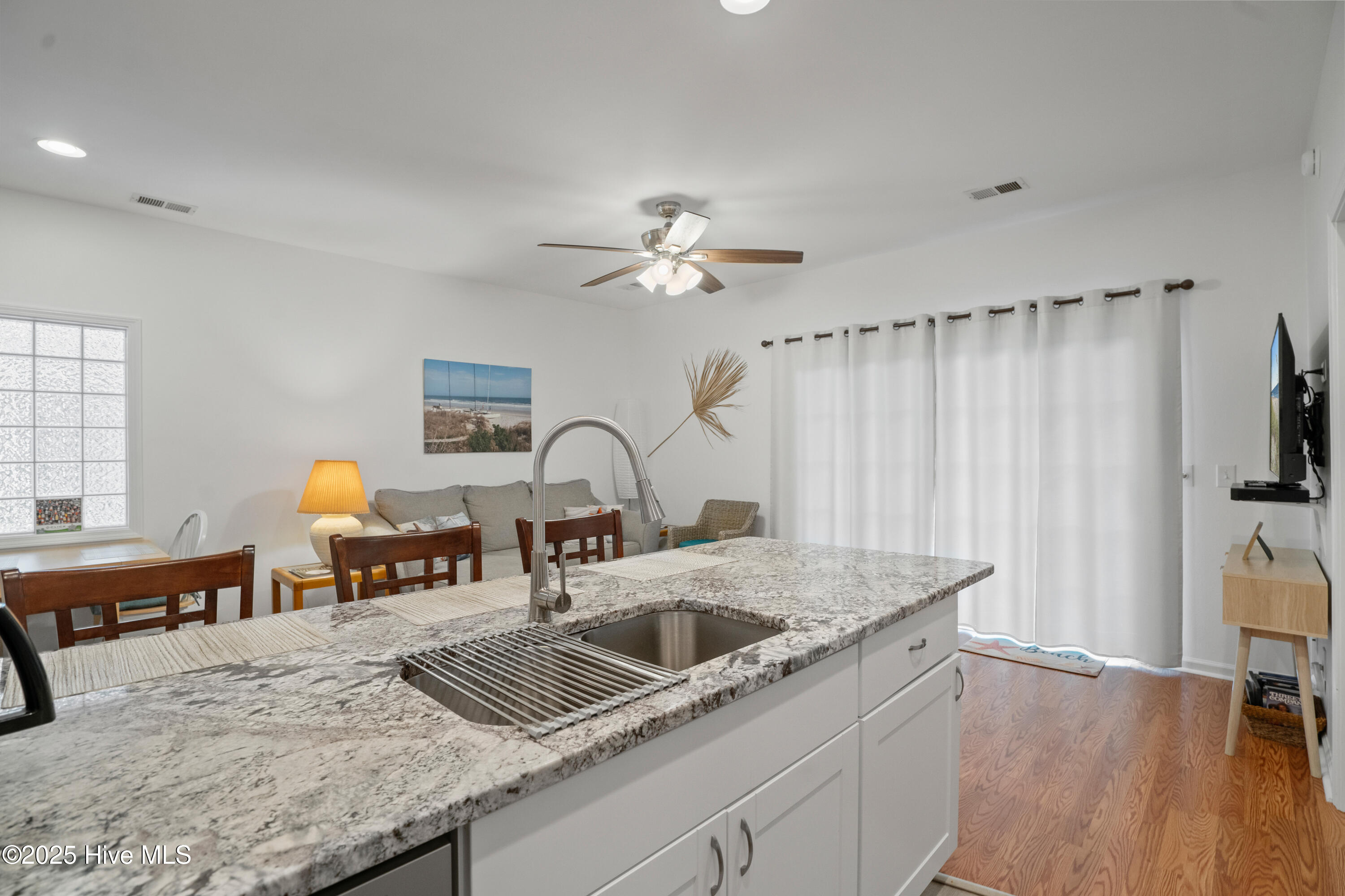 100533725 | Photo 23