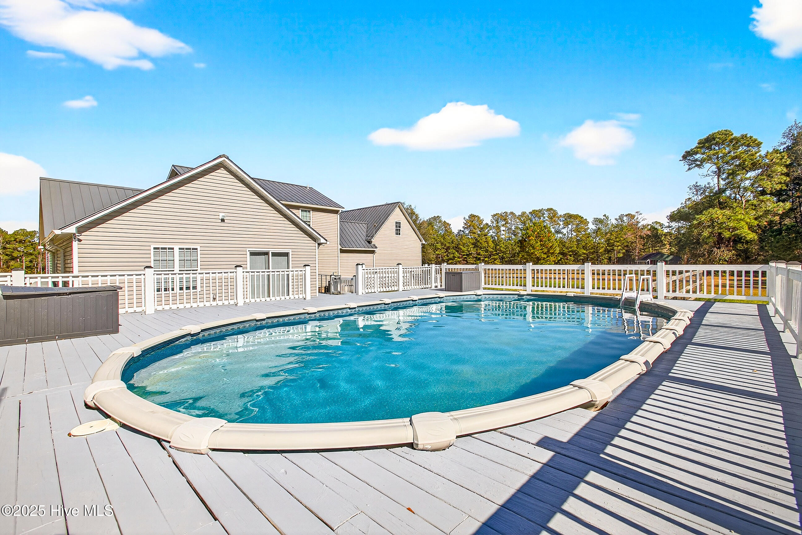 100540143 | Photo 37