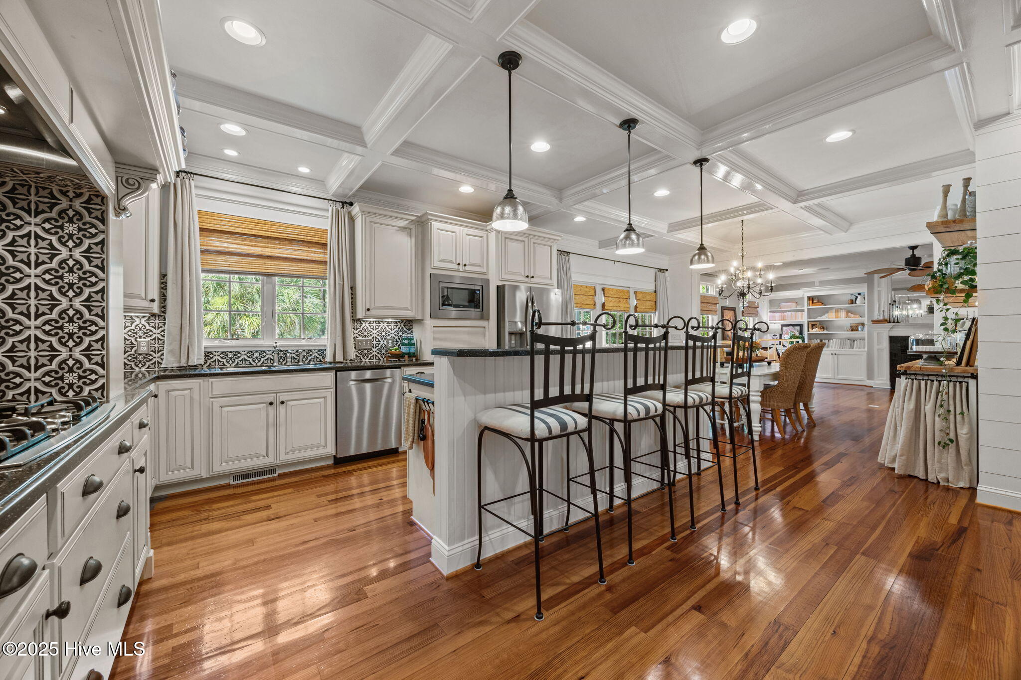 100518834 | Photo 19