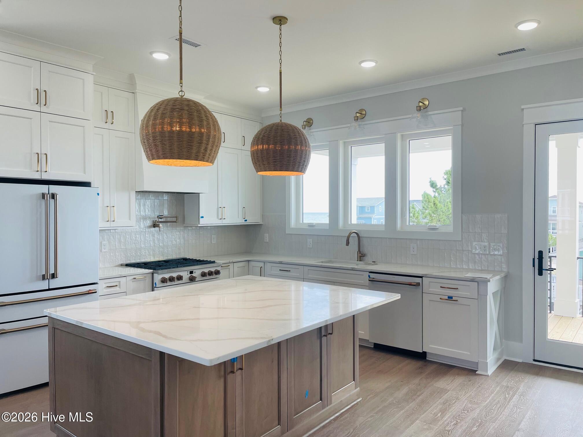 100560037 | Photo 11