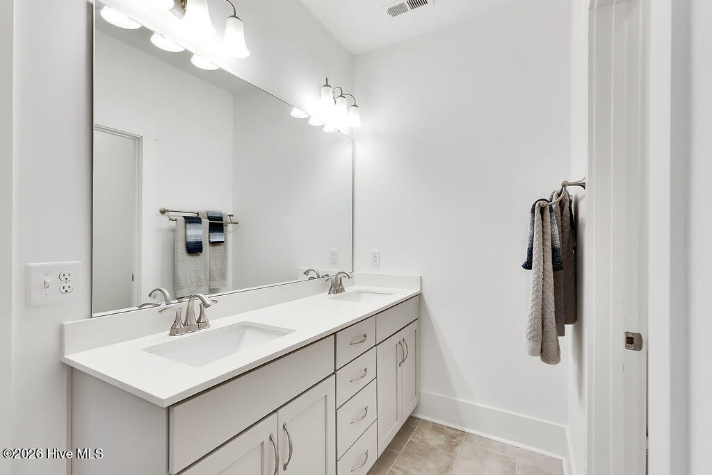 100549849 | Photo 23