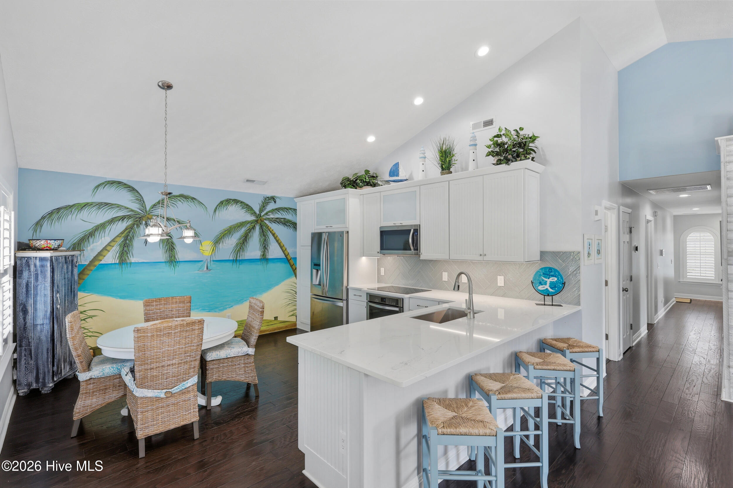 100567989 | Photo 16