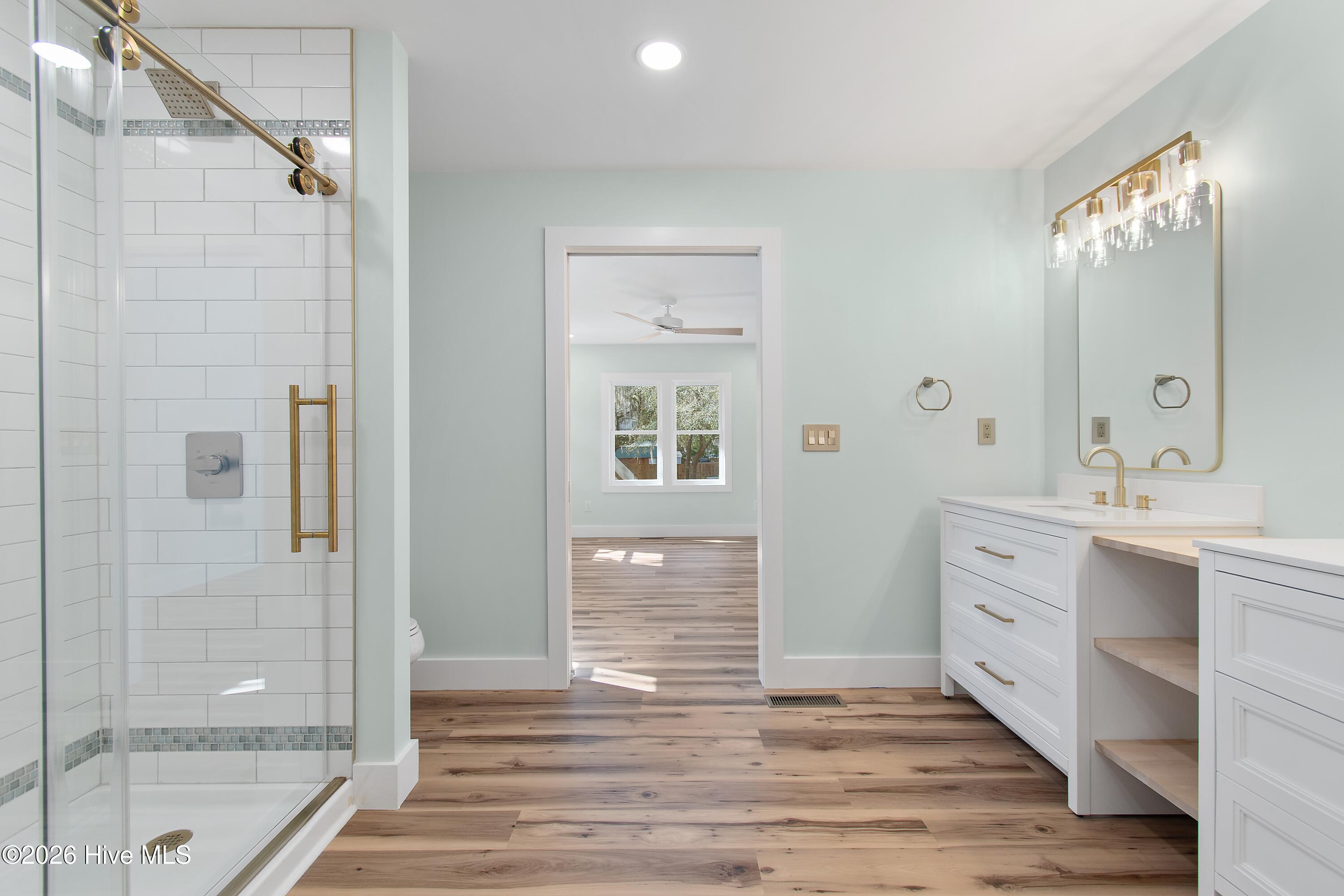 100564131 | Photo 23