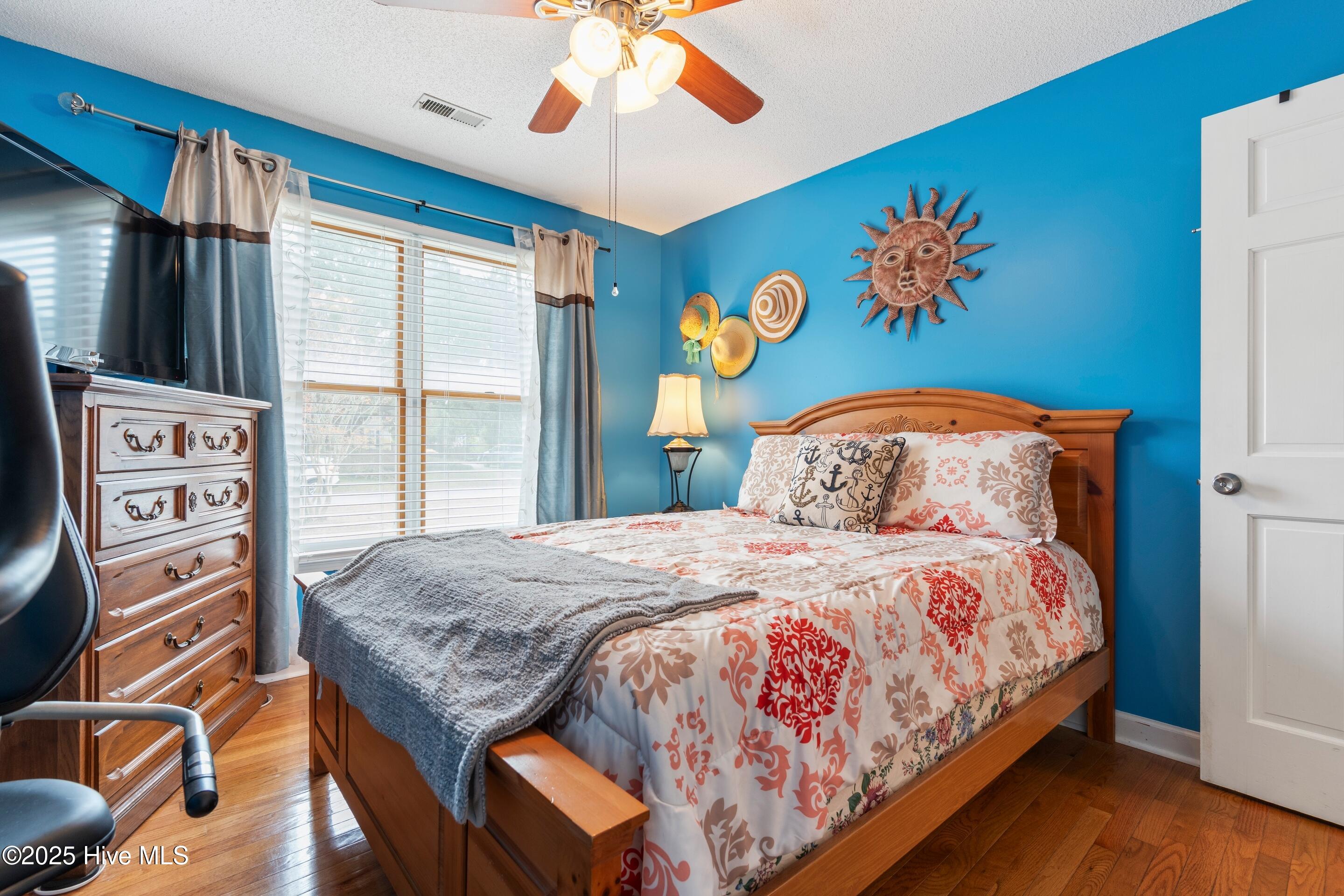 100543561 | Photo 32