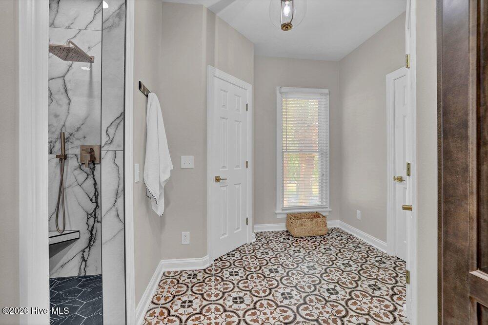 100569343 | Photo 21