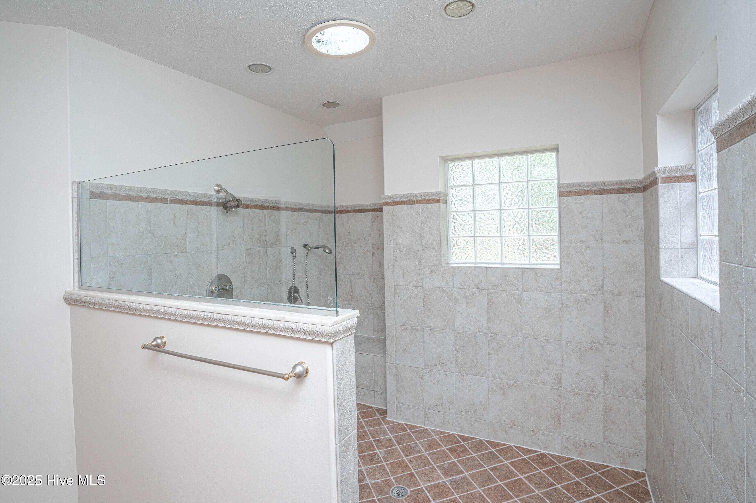 100530810 | Photo 24