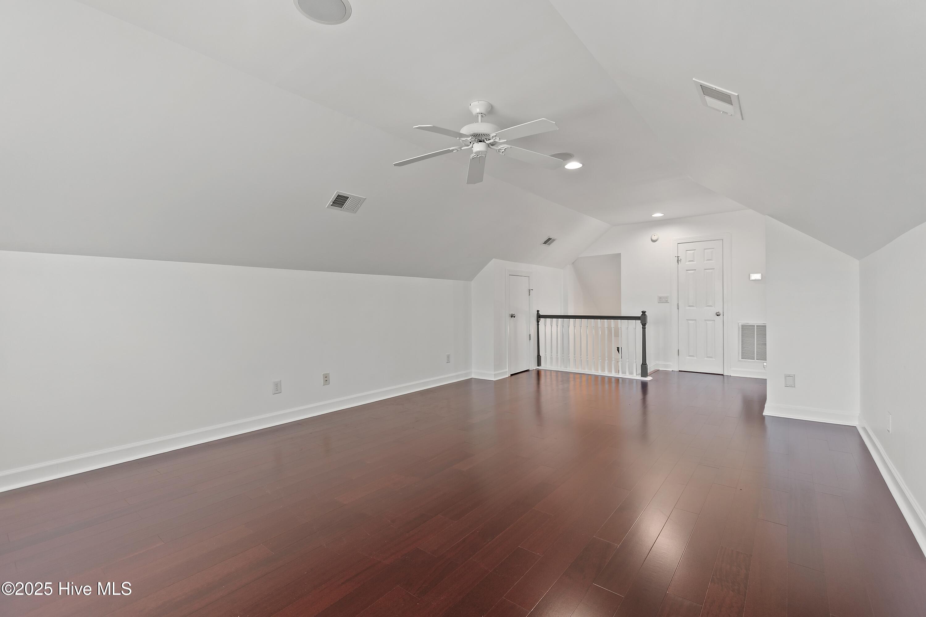 100537823 | Photo 43