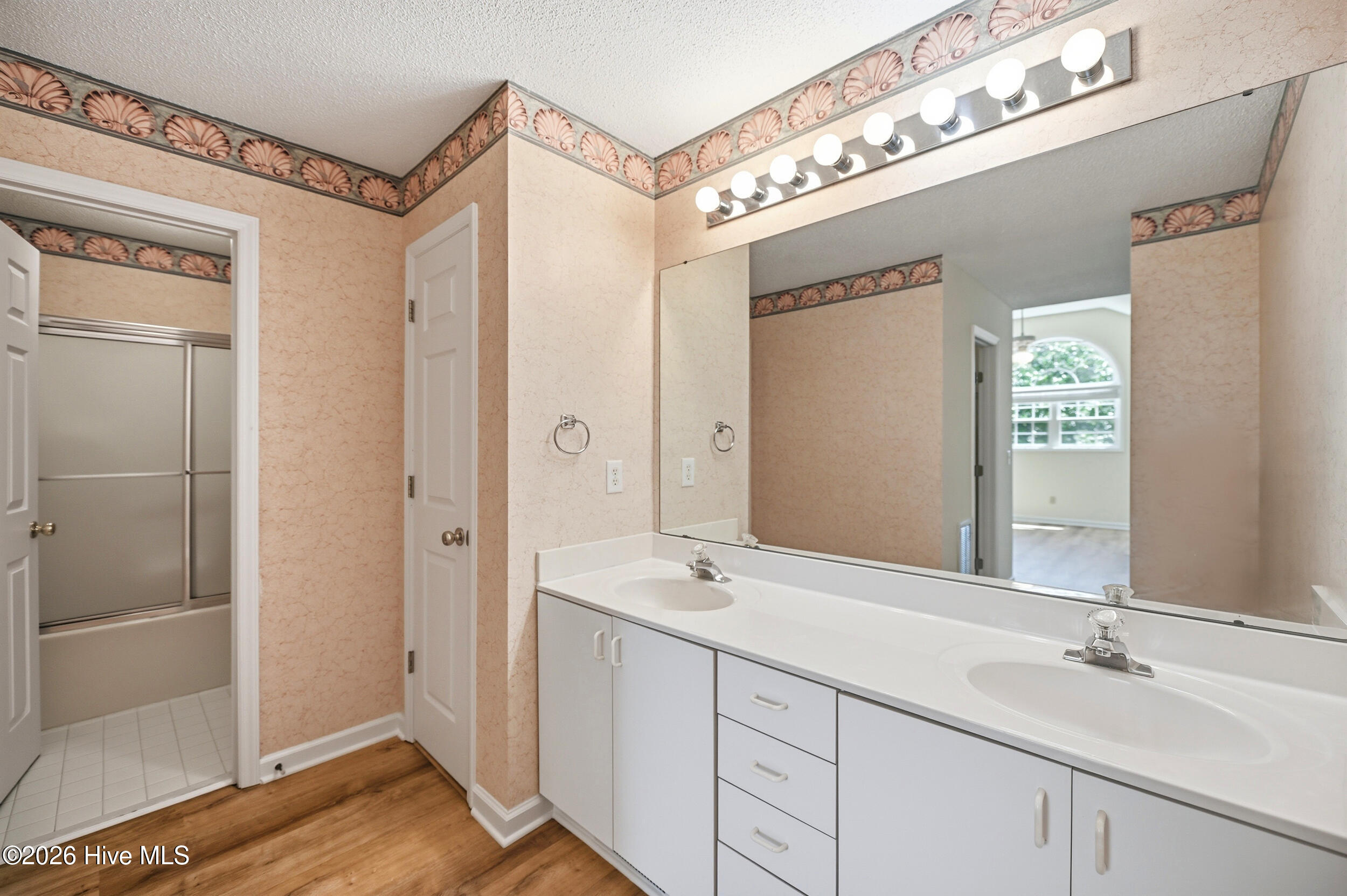 100566721 | Photo 23