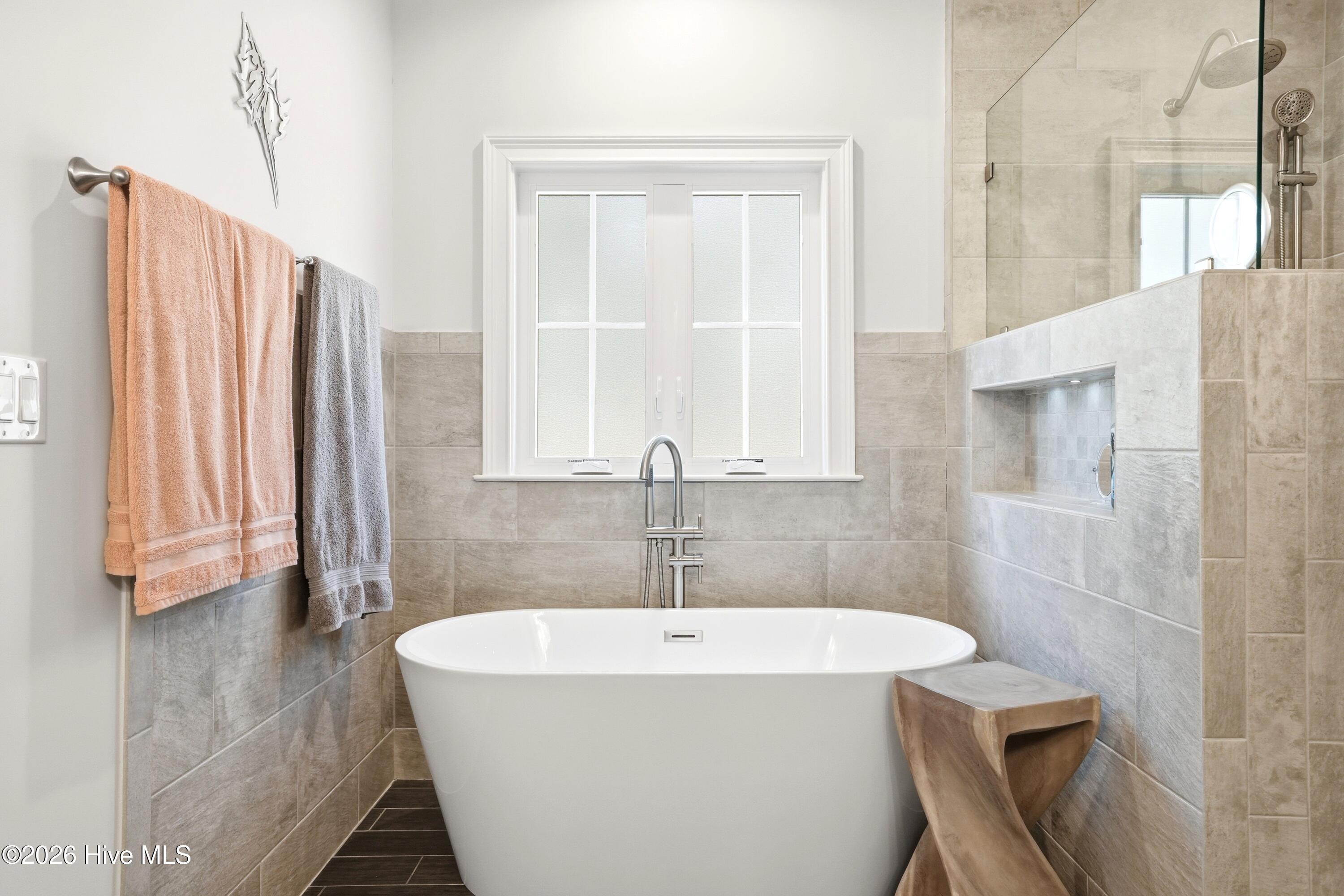 100561923 | Photo 40