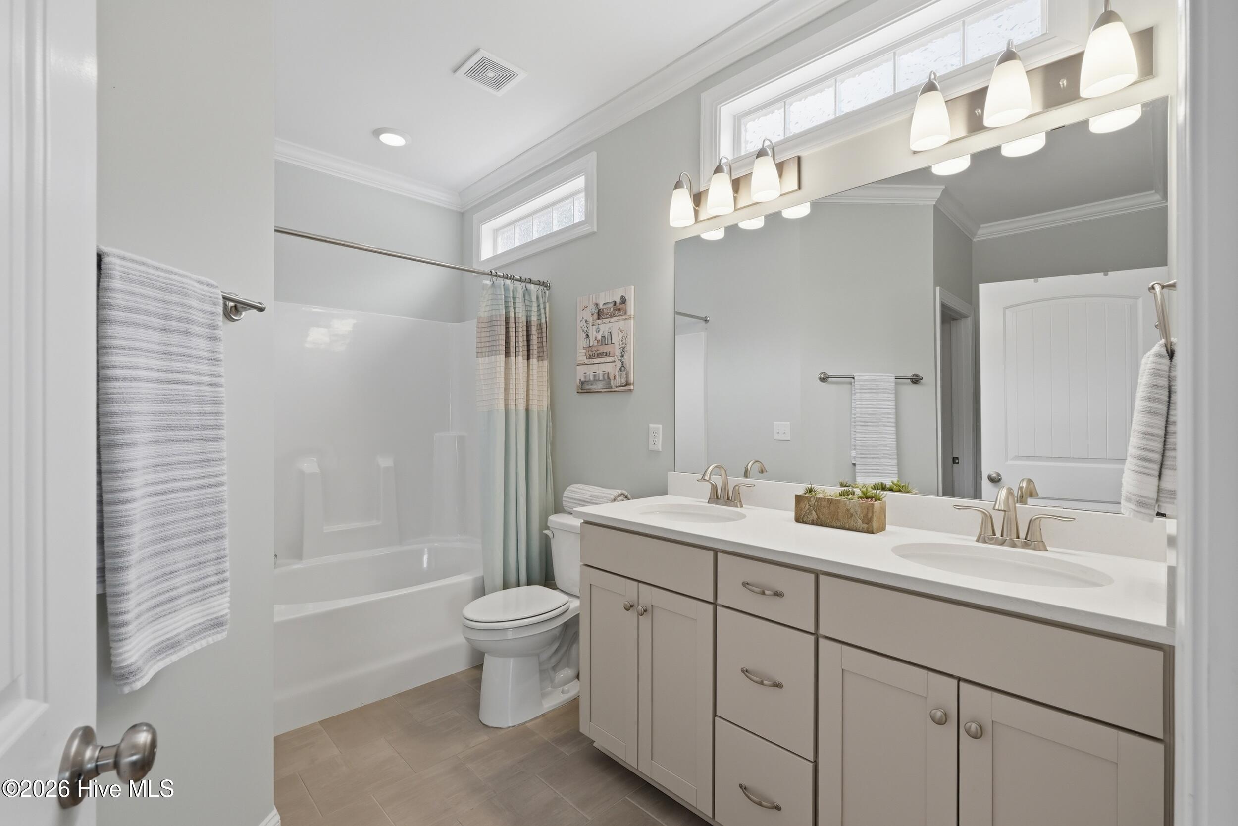 100565779 | Photo 35