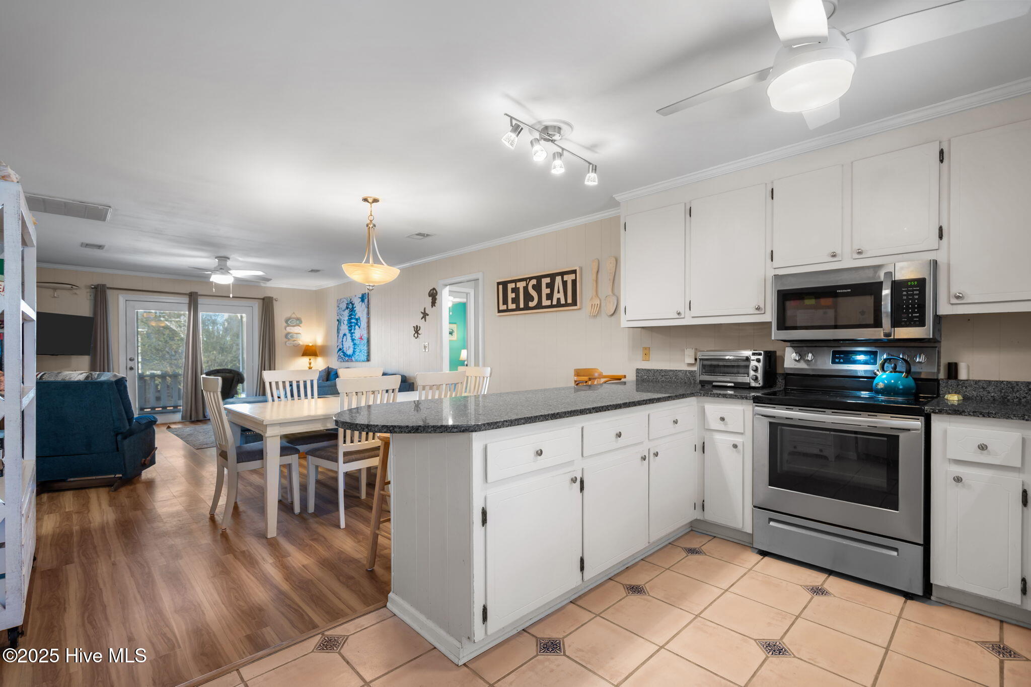 100537685 | Photo 17