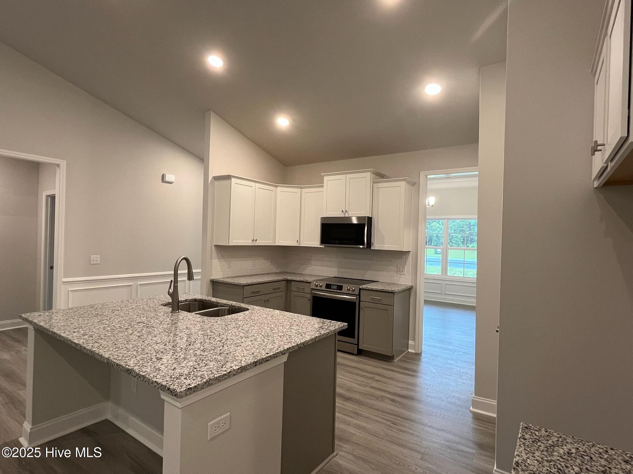 100428148 | Photo 12