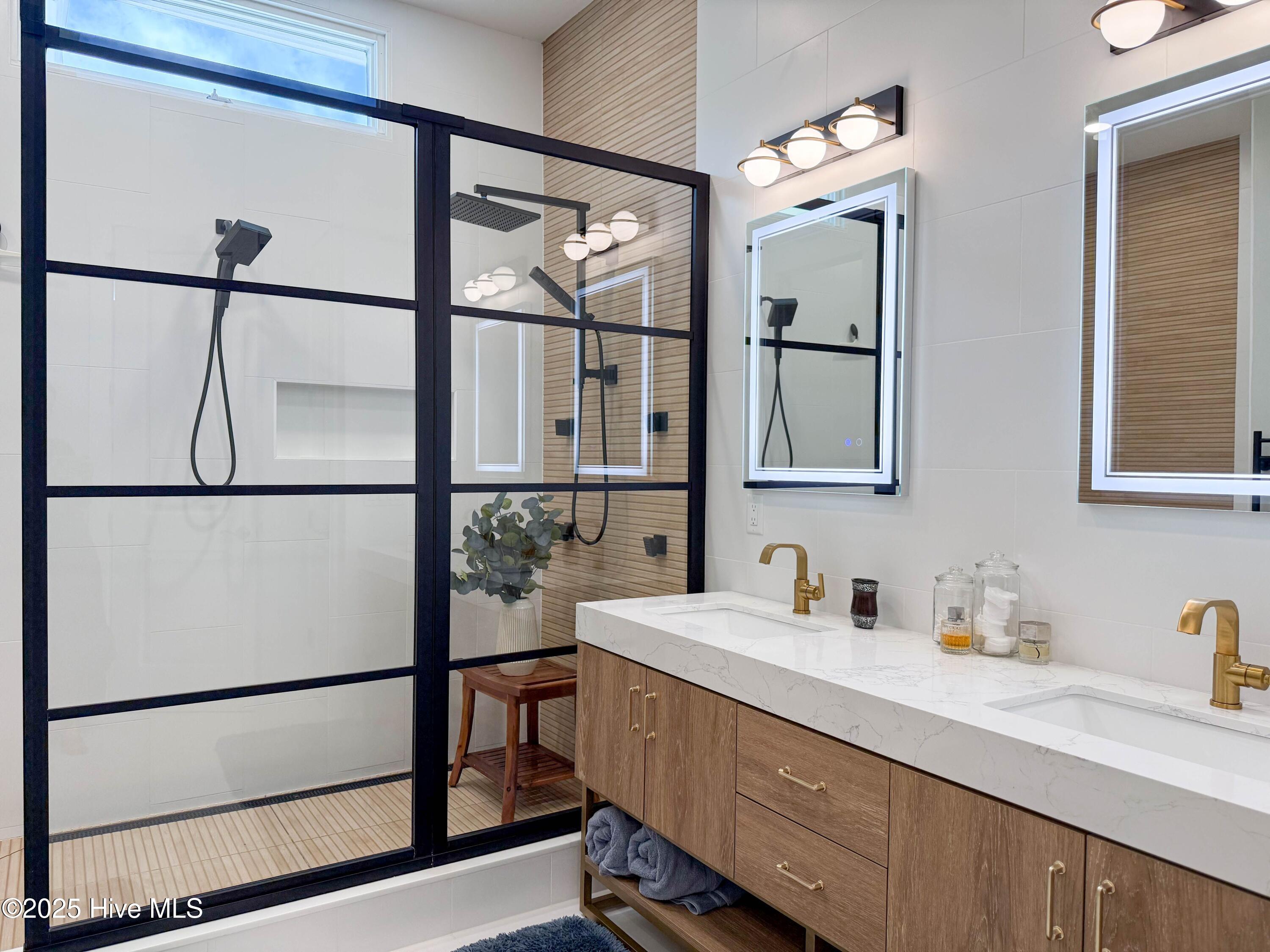 100534073 | Photo 45