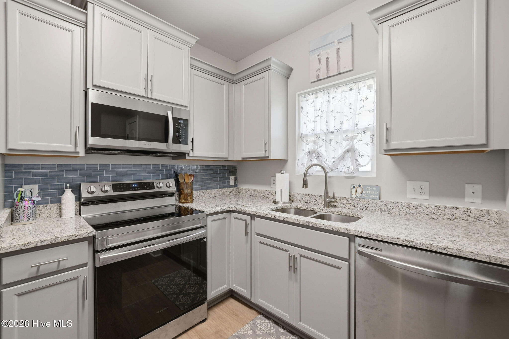 100590664 | Photo 34