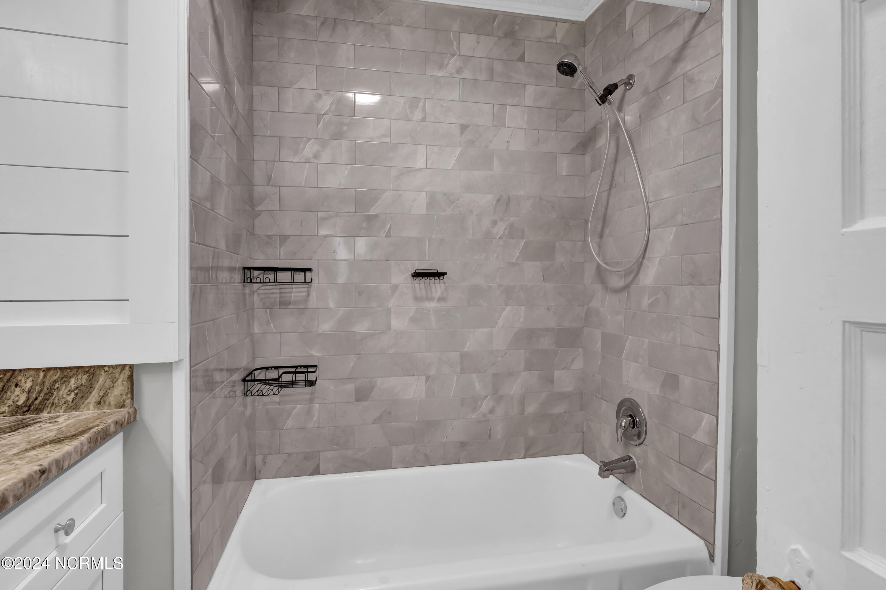 100565499 | Photo 19