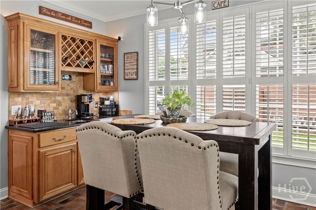 Dining area in the kitchen with wet bar