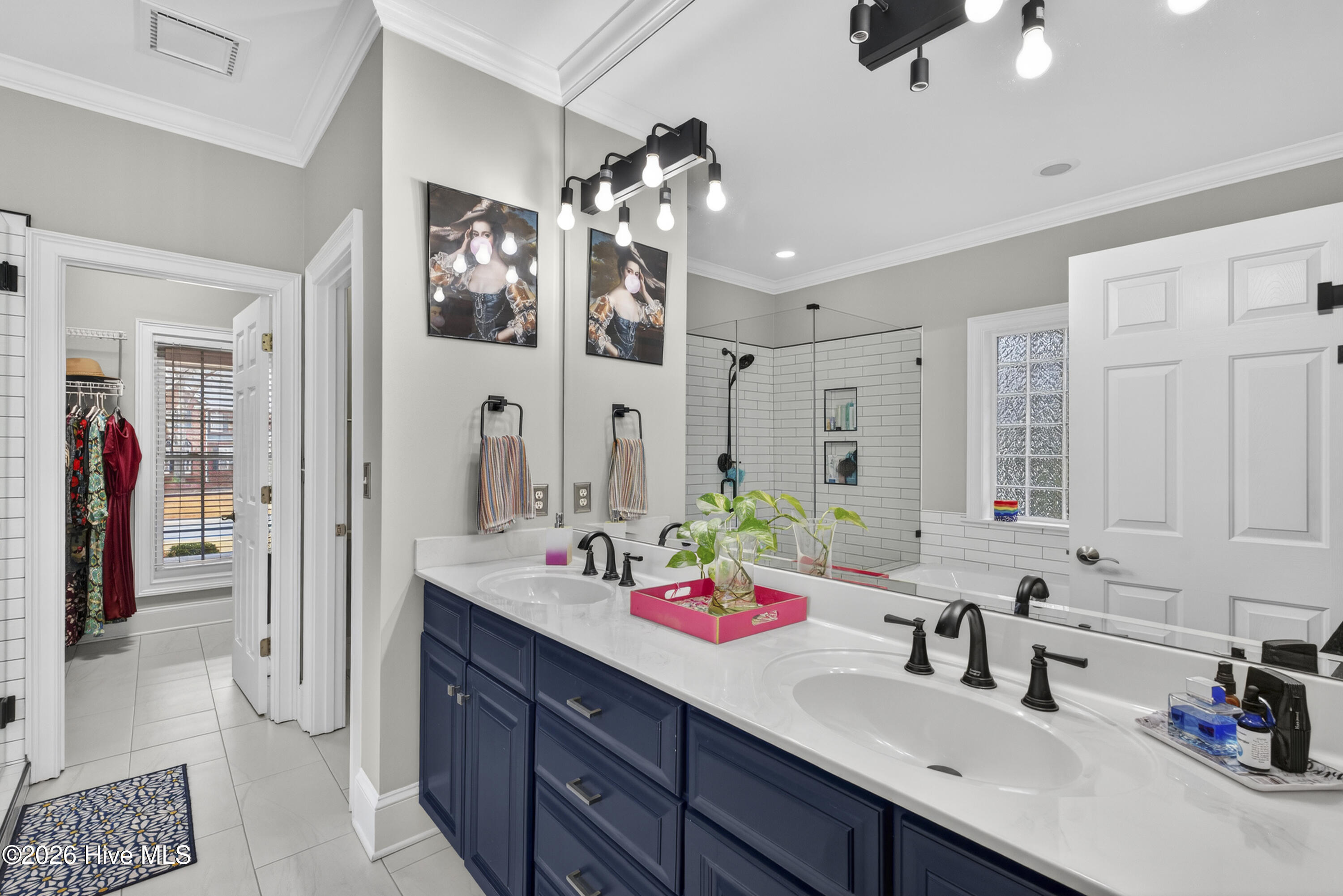 100557887 | Photo 52