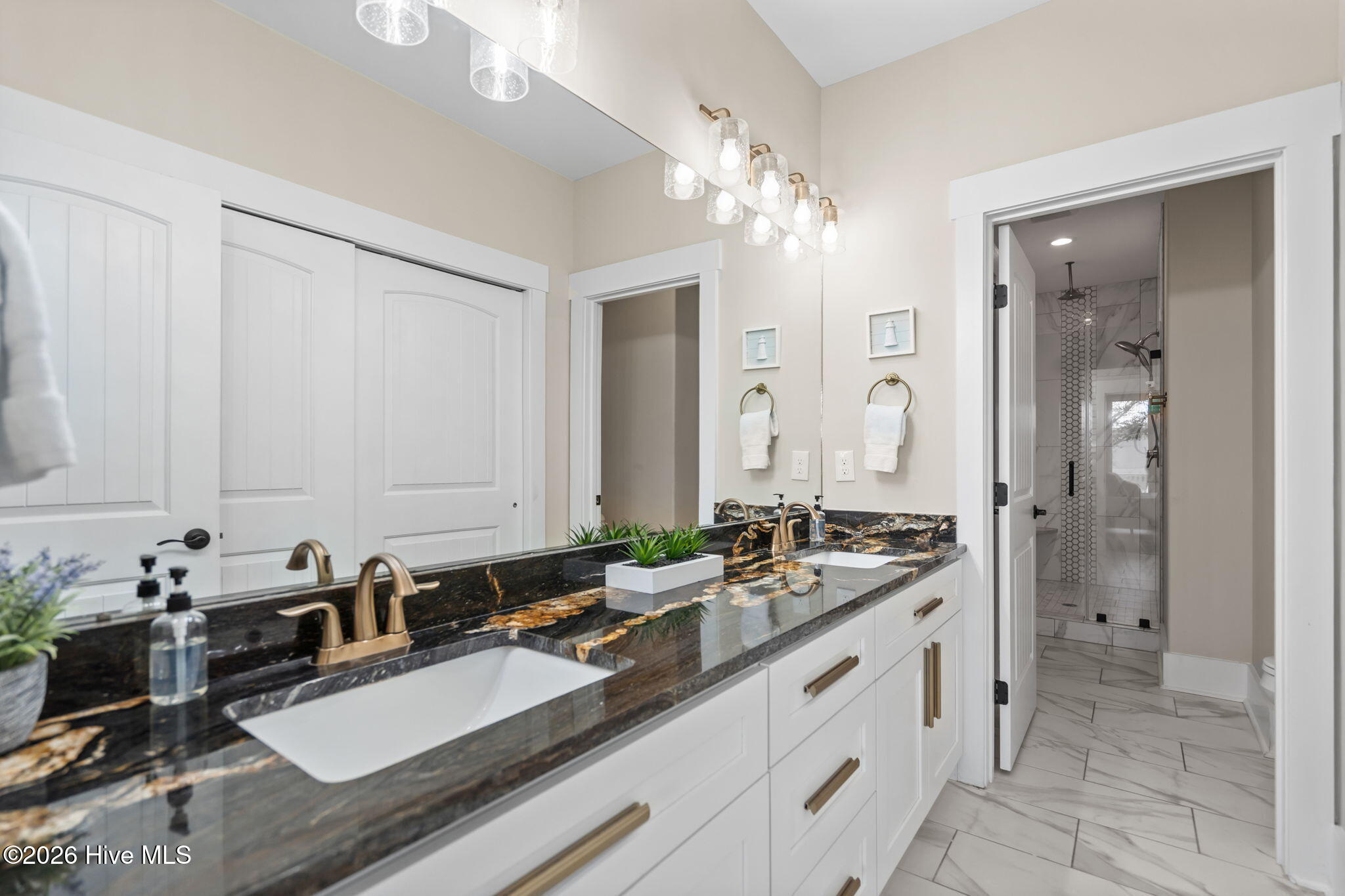 100558521 | Photo 23