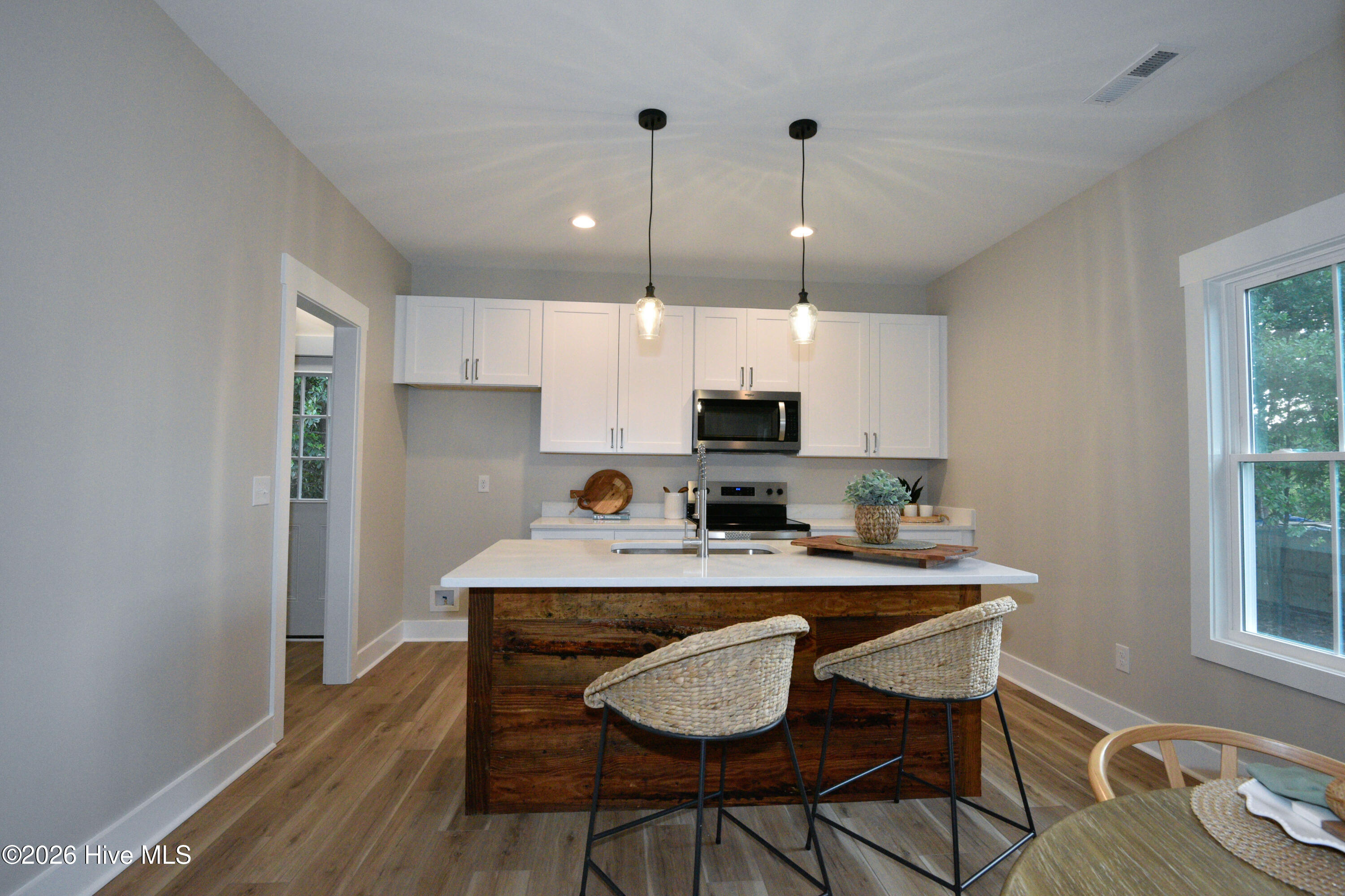 100569320 | Photo 33