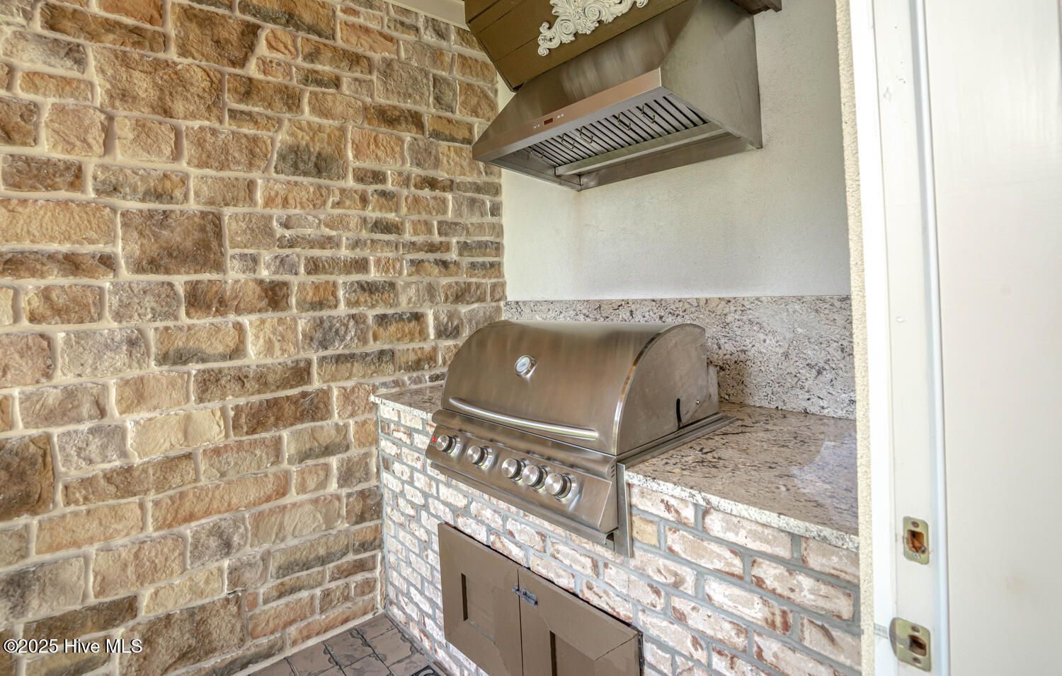 100514685 | Photo 74