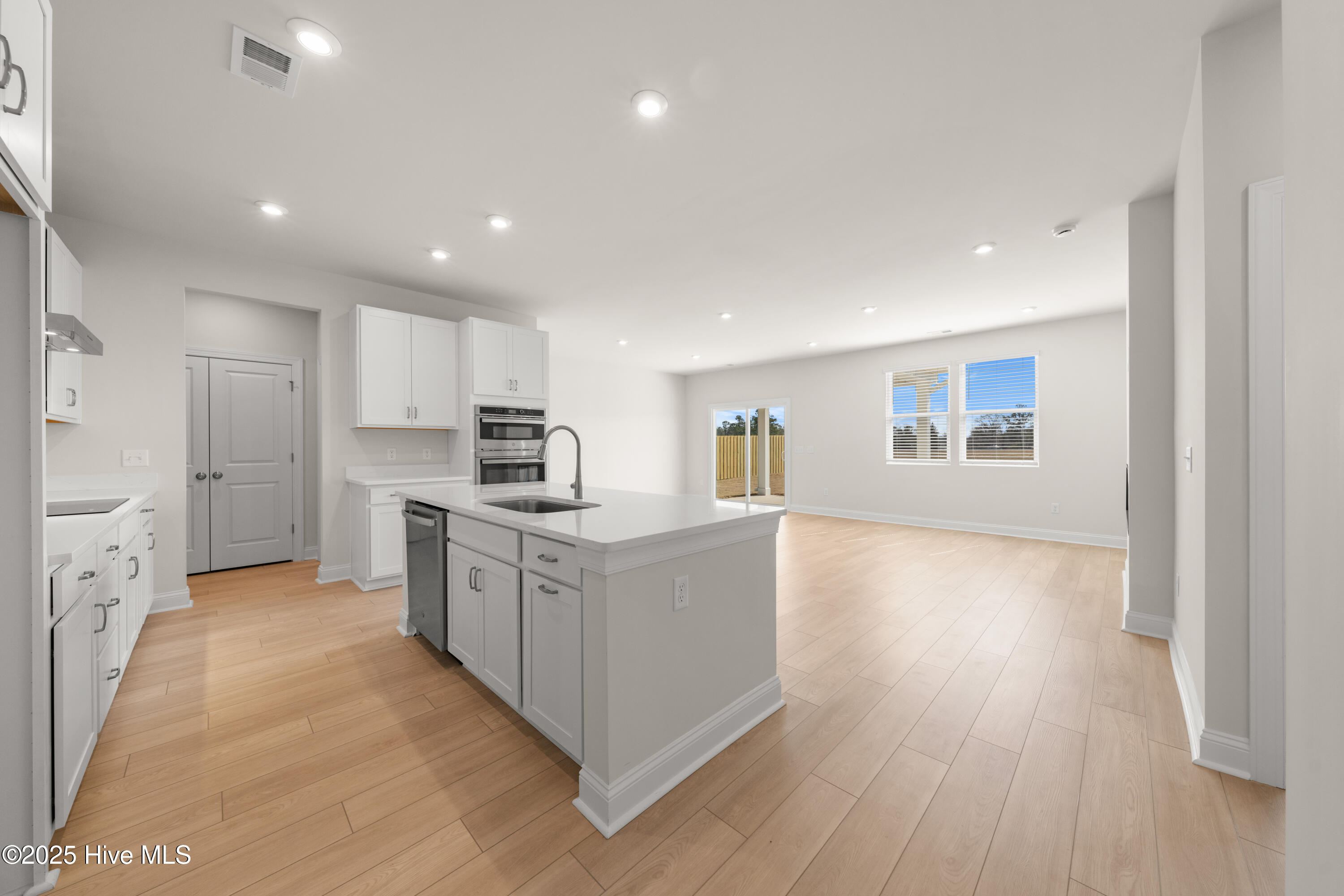 100565958 | Photo 13