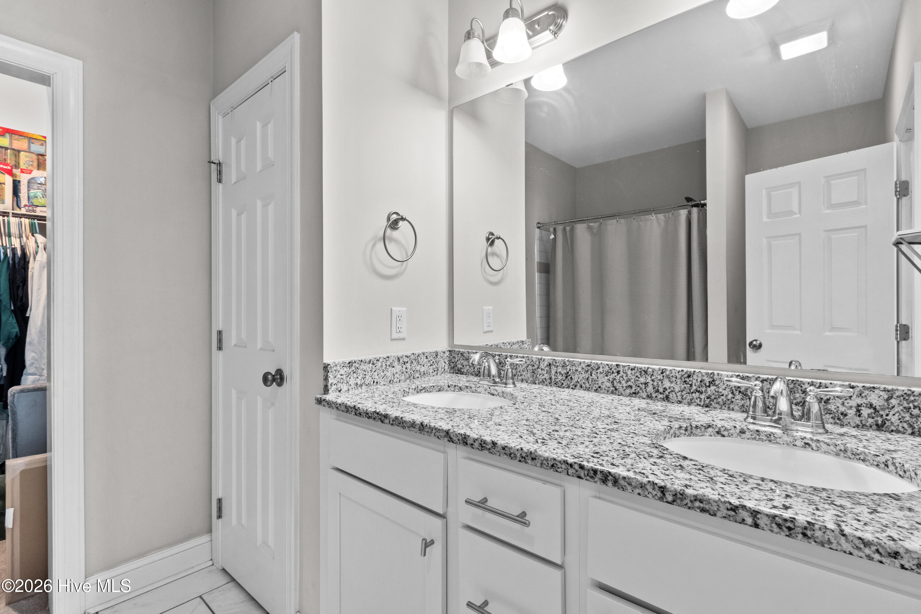 100549787 | Photo 12