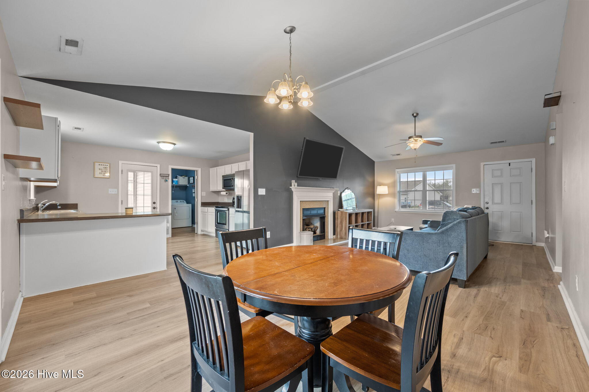 100562235 | Photo 12