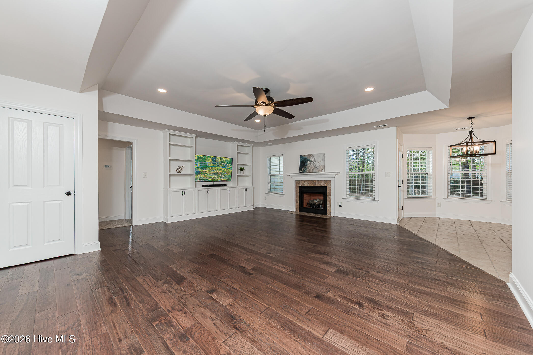 100566489 | Photo 13