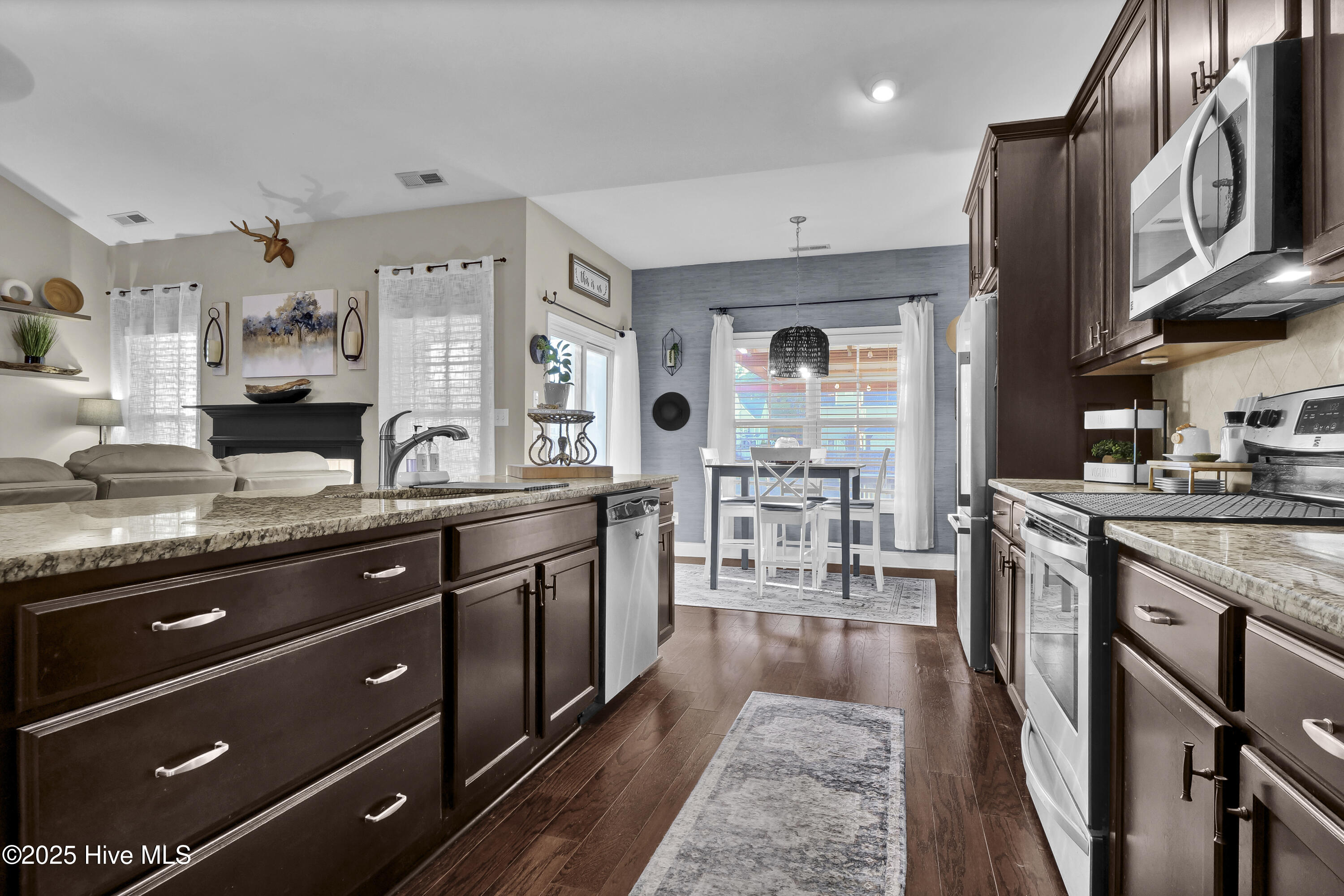 100541385 | Photo 12