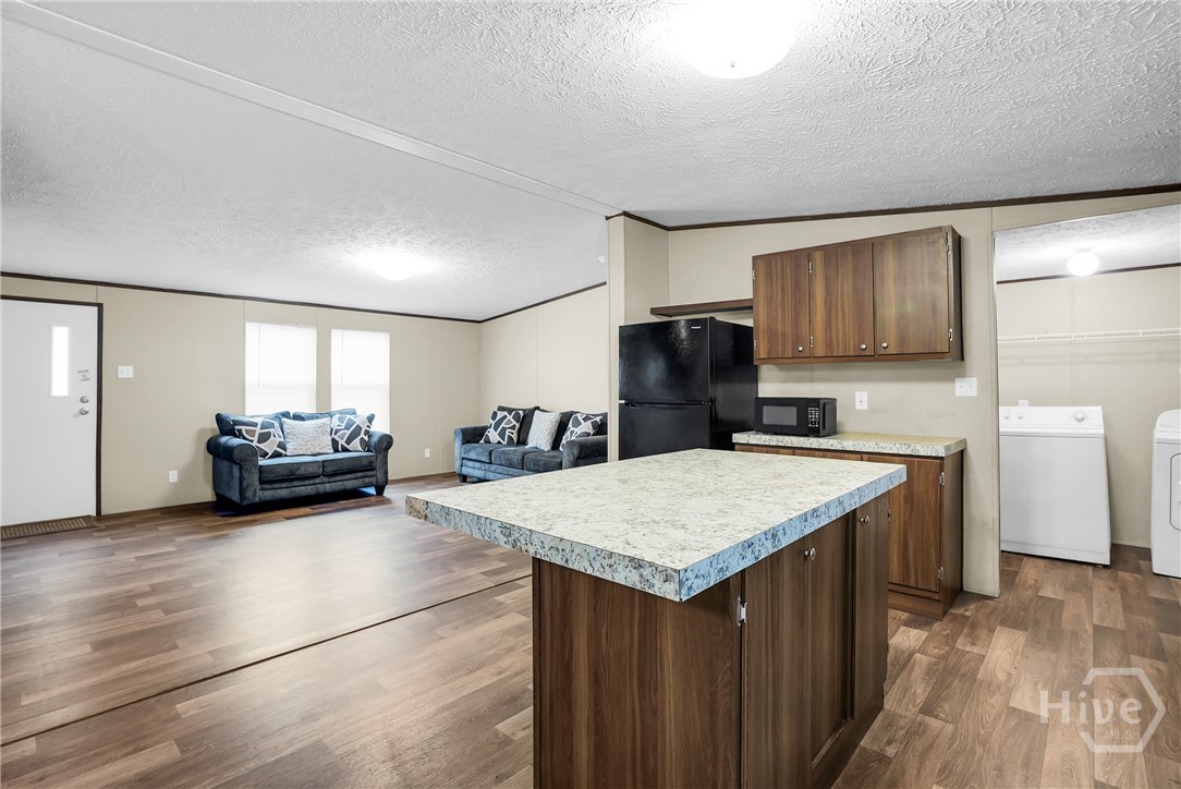 Entertainement area with view to the kitchen and l