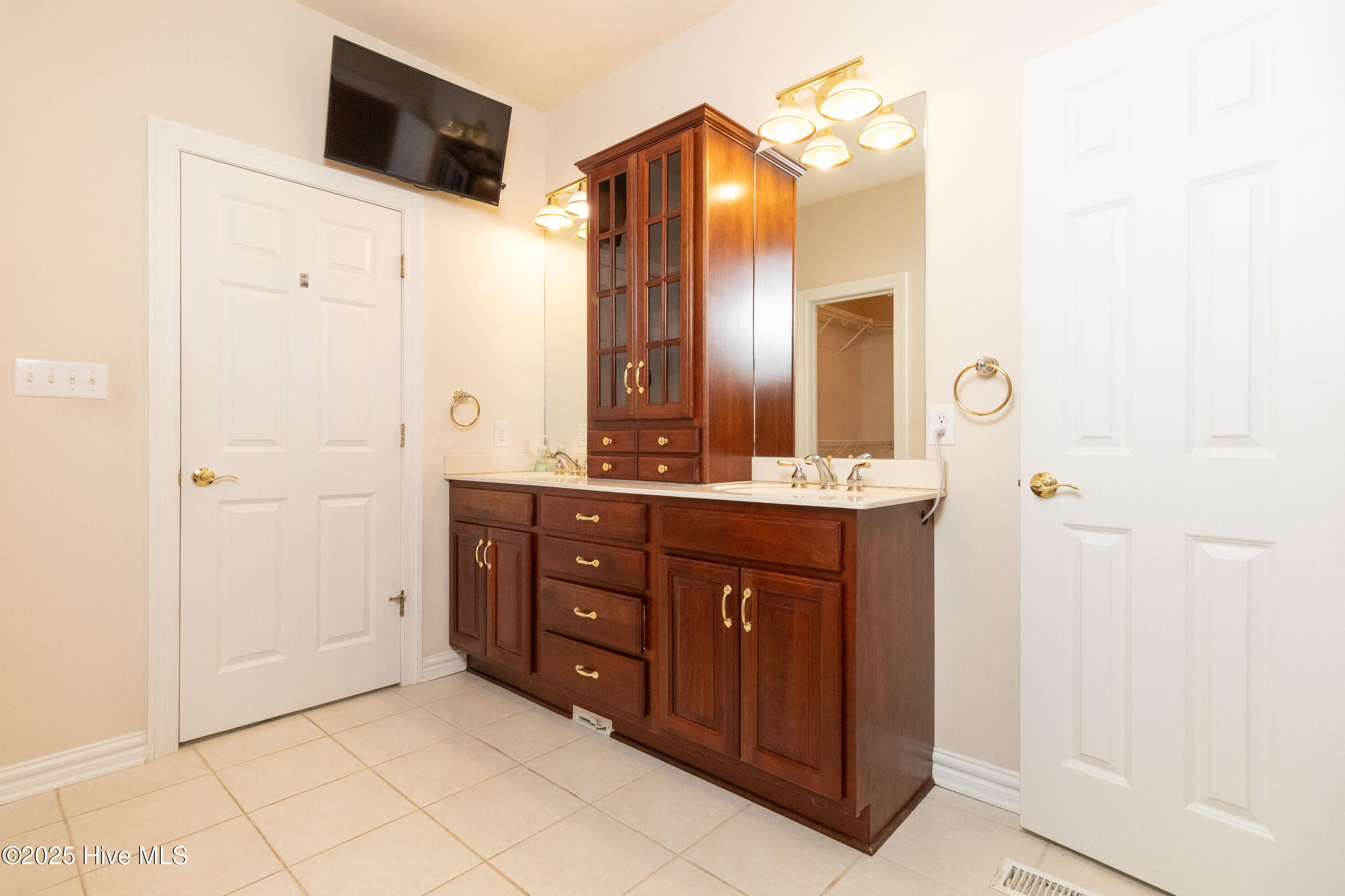 Dual vanity with instant hot water