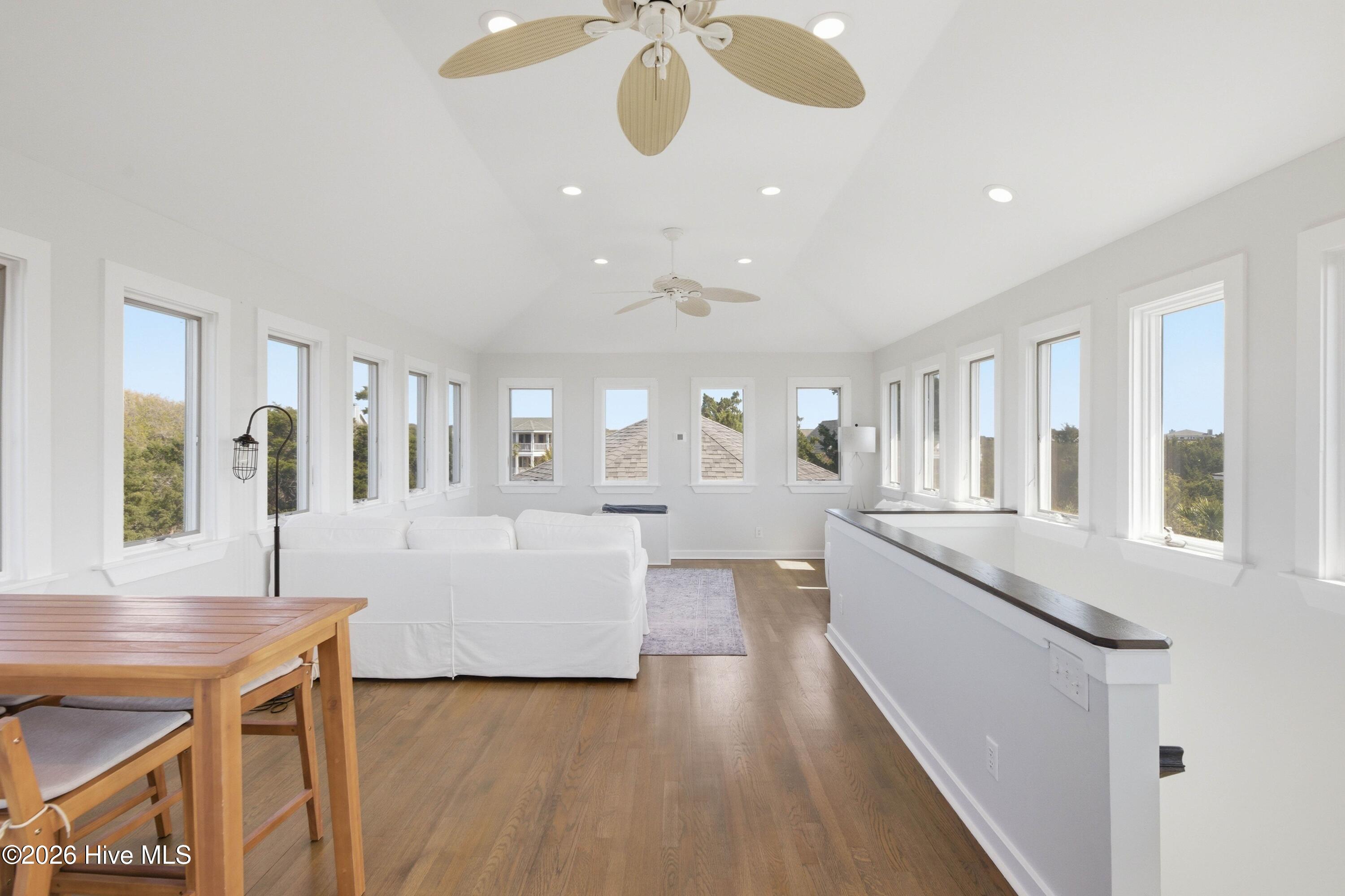 100560271 | Photo 28