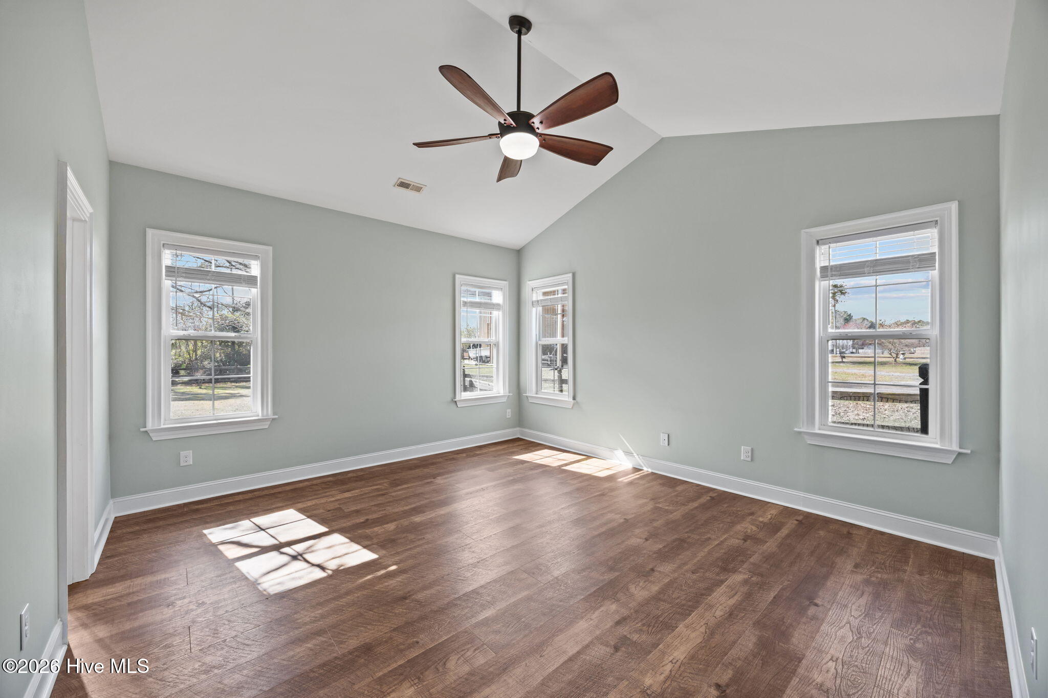 100559497 | Photo 16