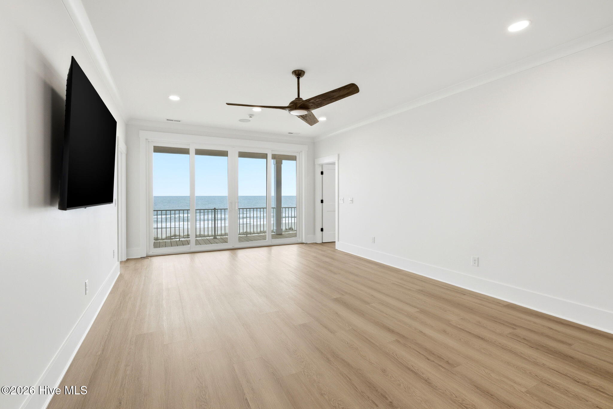 100564673 | Photo 43