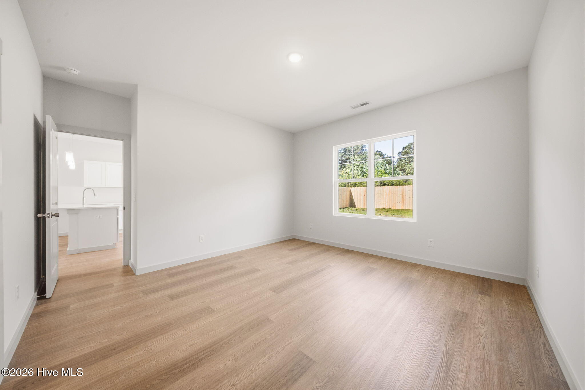 100562147 | Photo 22