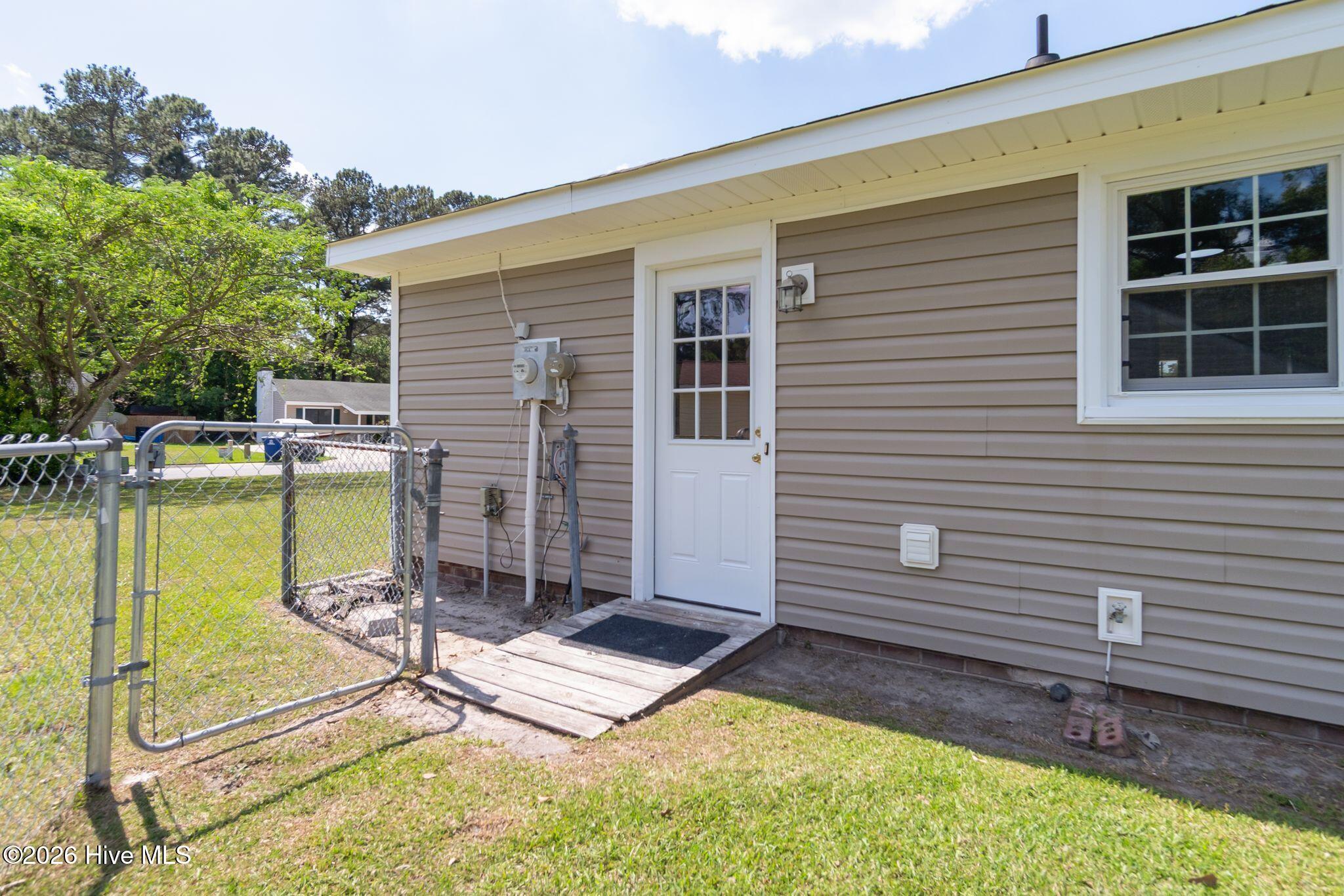 100568369 | Photo 40